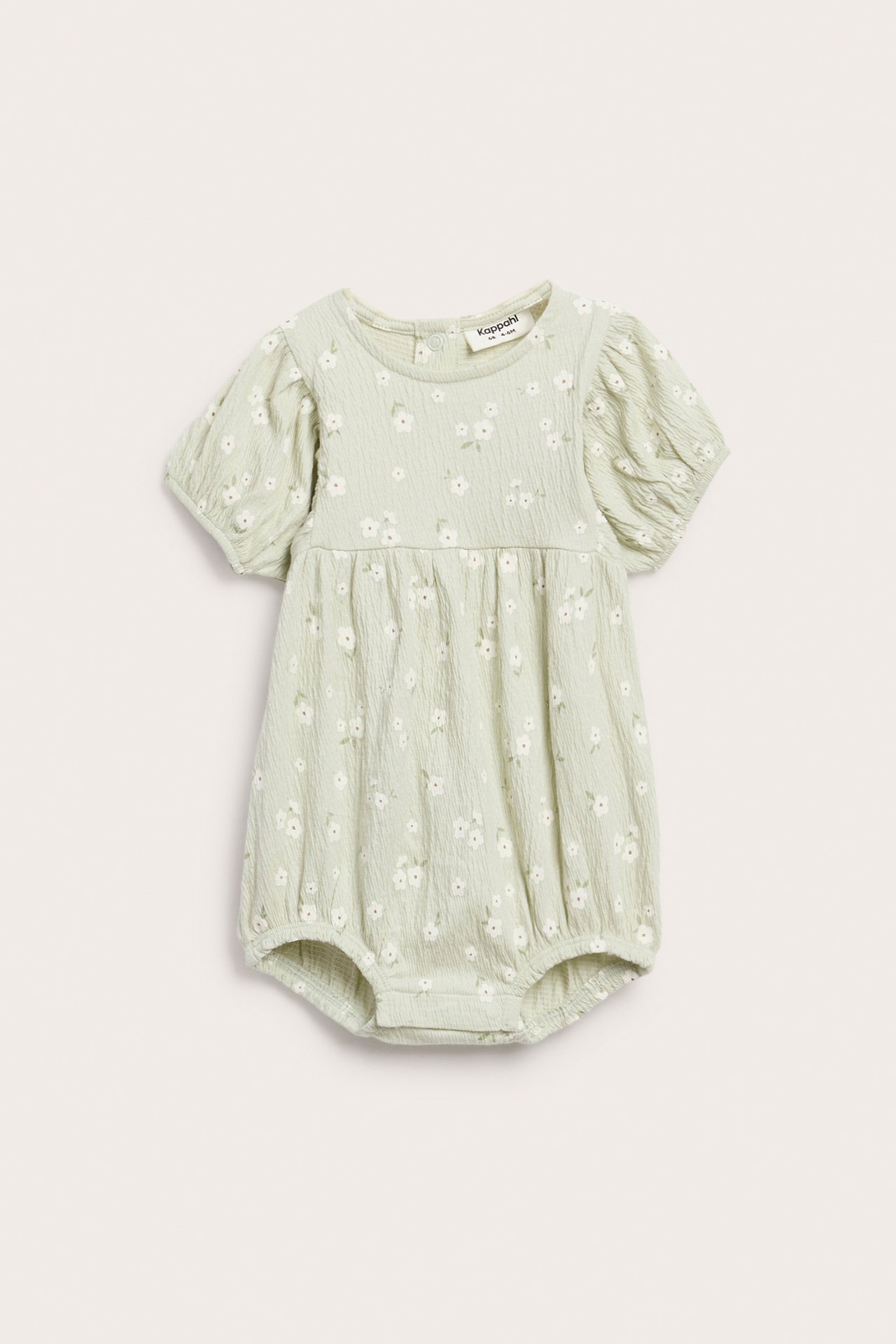 Edestä: Vaaleanvihreä vauvan kukkakuvioinen potkupuku, jossa puhvihihat ja painonapit.