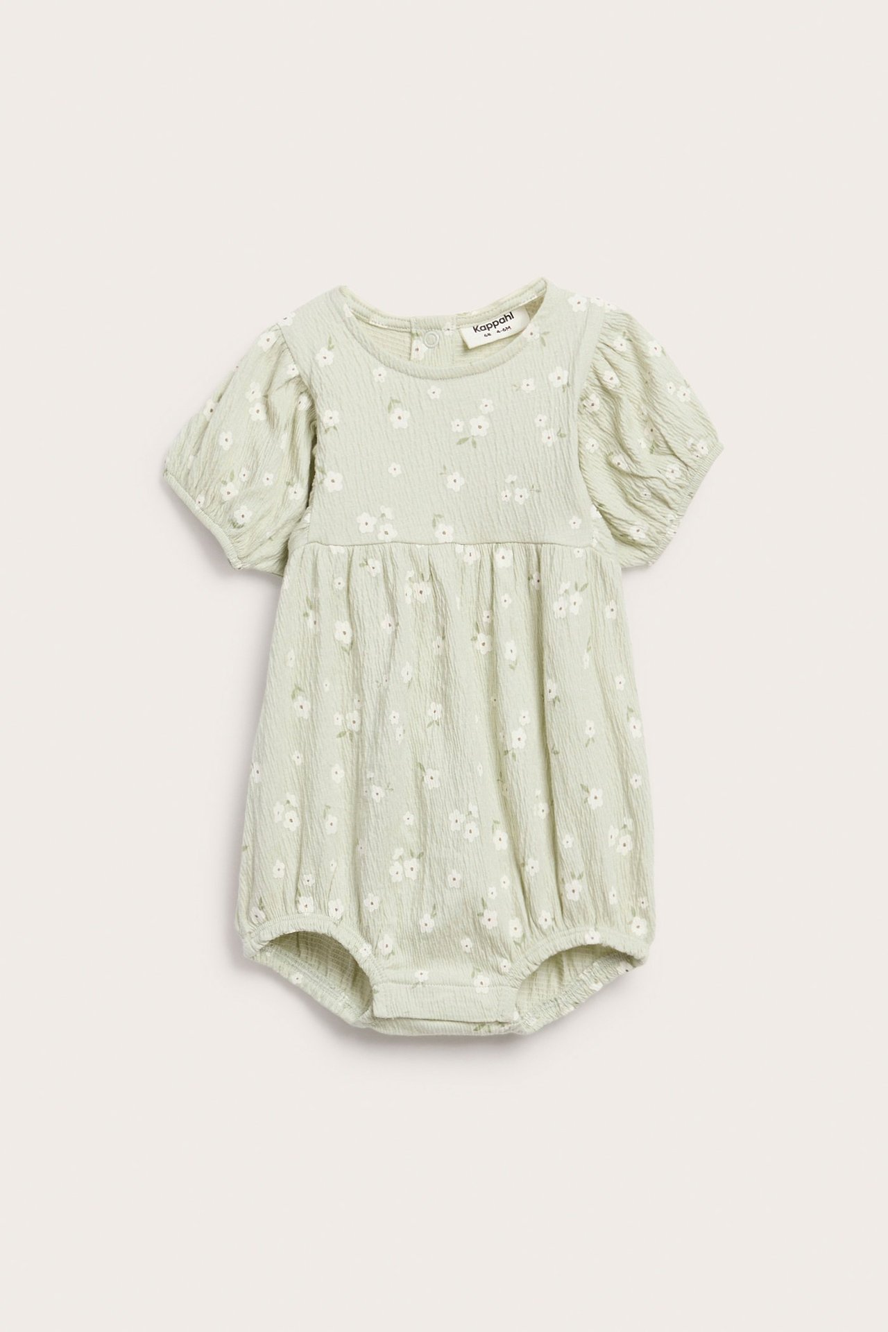 Widok z przodu: Jasnozielony romper z bufiastymi rękawami, kwiatowym wzorem i zatrzaskami.