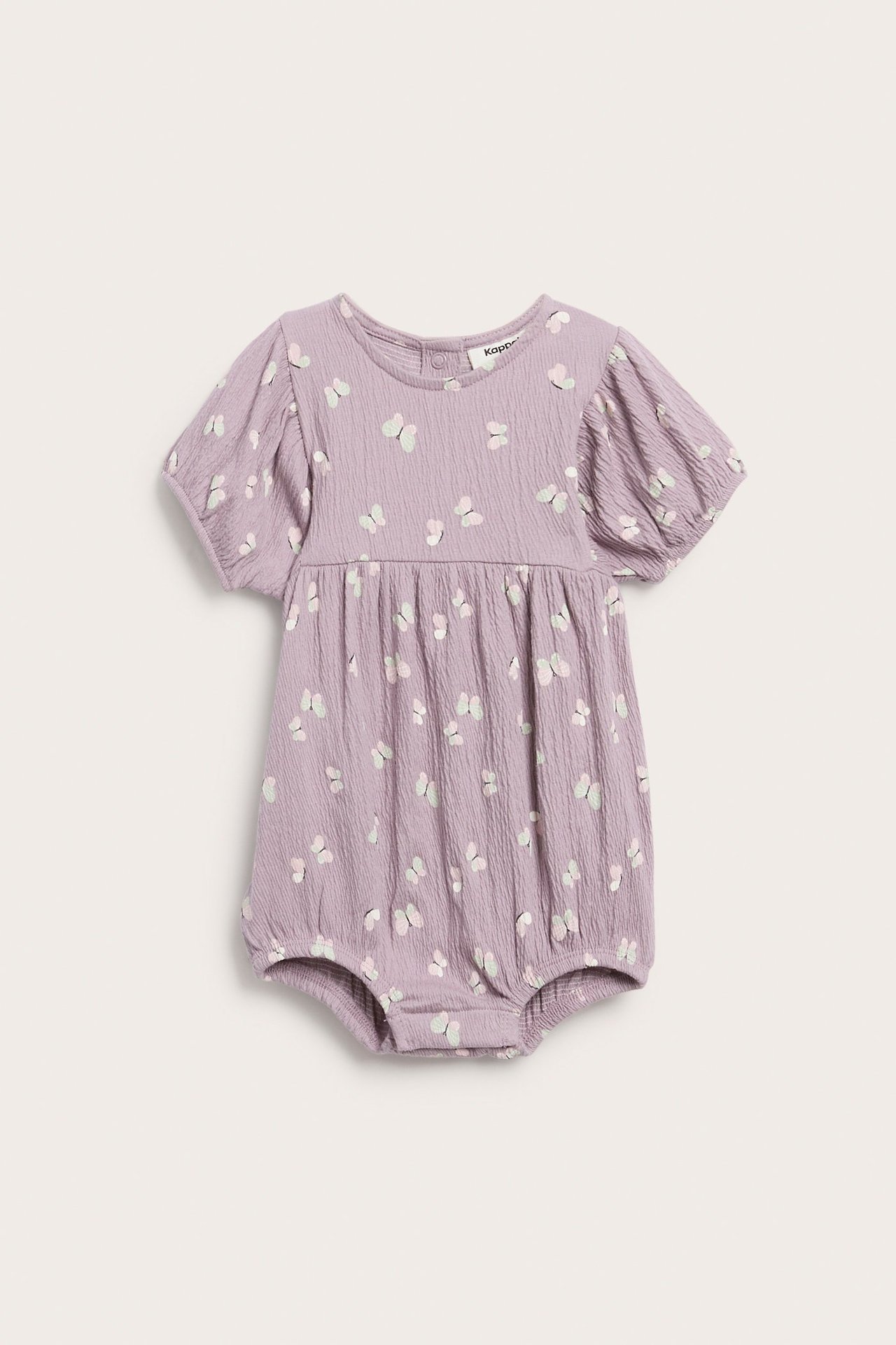 Widok z przodu: fioletowy pajacyk niemowlęcy z krótkimi bufiastymi rękawami i wzorem motyli.