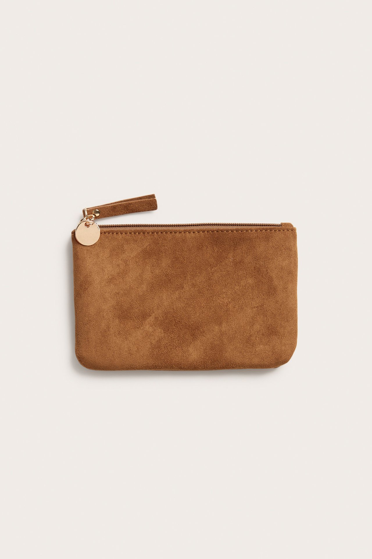 Frontvisning av en brun mockaimitert veske med glidelås og et lite gullanheng.