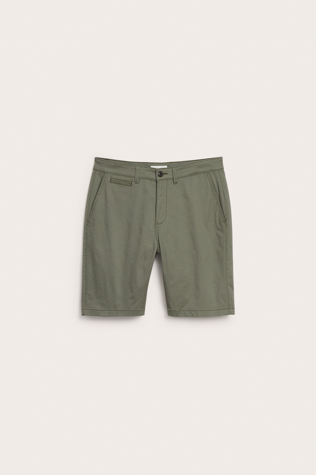 Framifrån, gröna chinosshorts i bomullstwill med knapp och dragkedja, plattlagda.