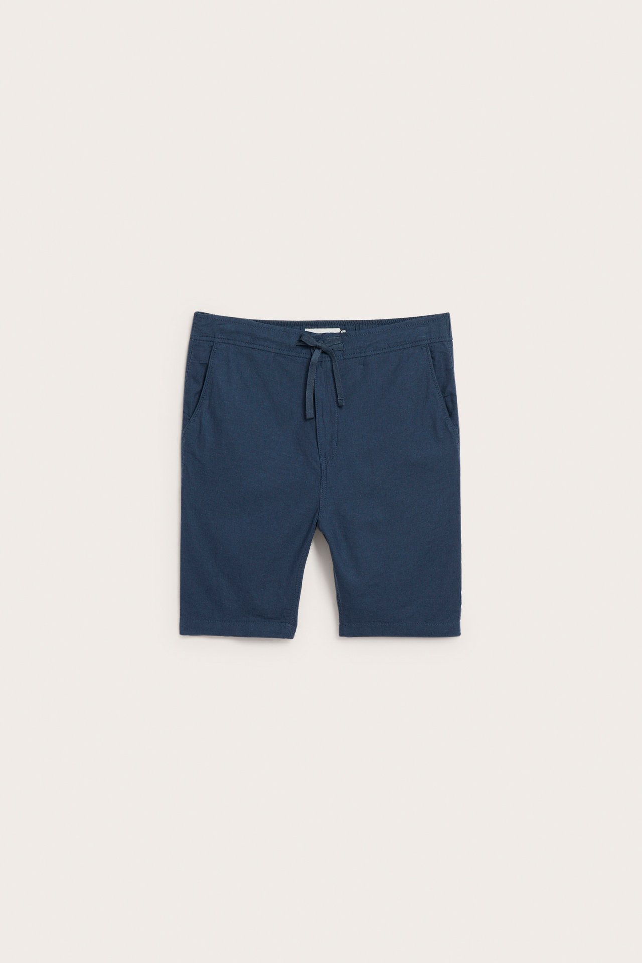 Edestä, tummansiniset pellavasekoiteshortsit kiristysnyörillä vyötäröllä ja joustavalla takaosalla.