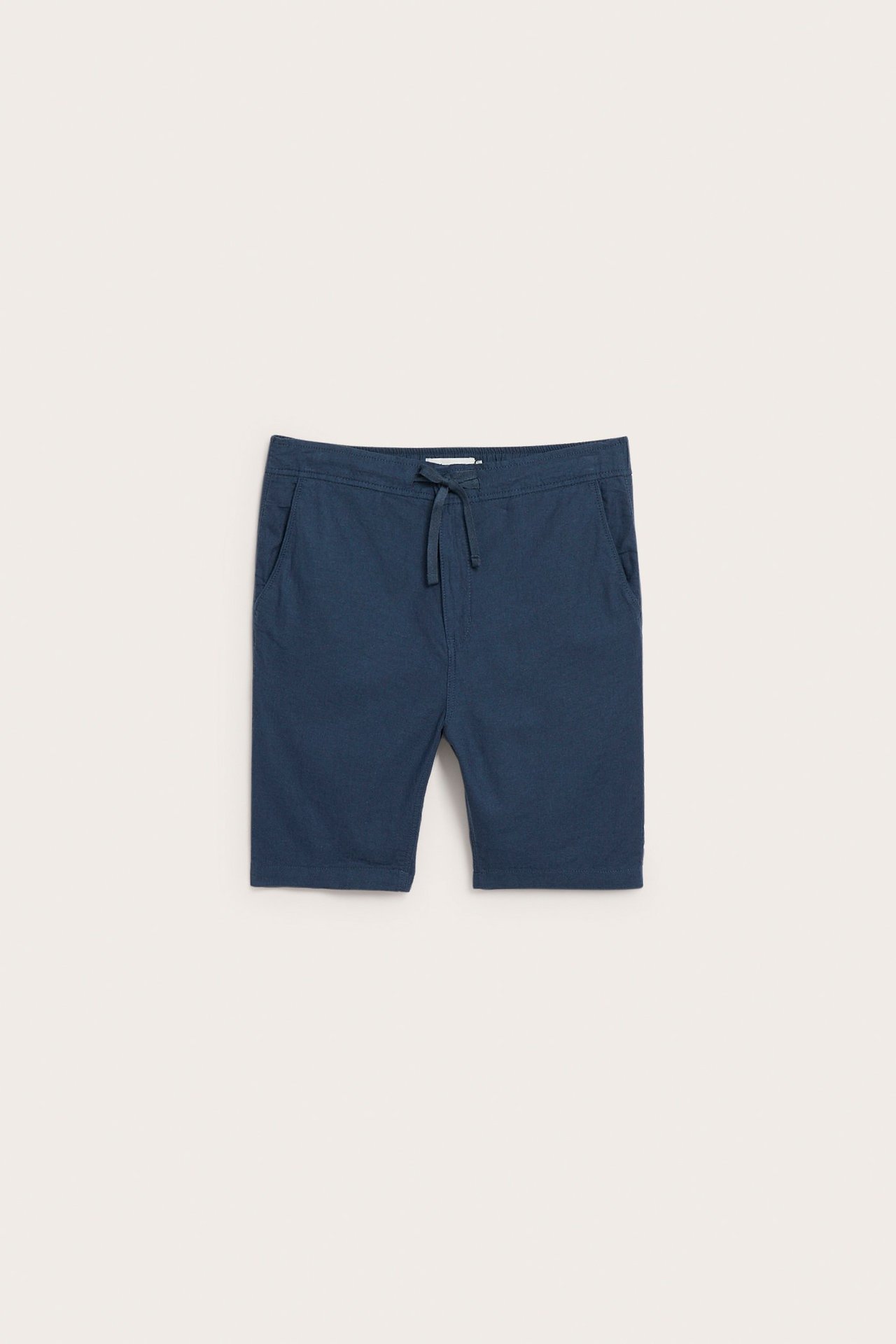Framifrån, mörkblå shorts i linnemix med dragsko i midjan och resår baktill.