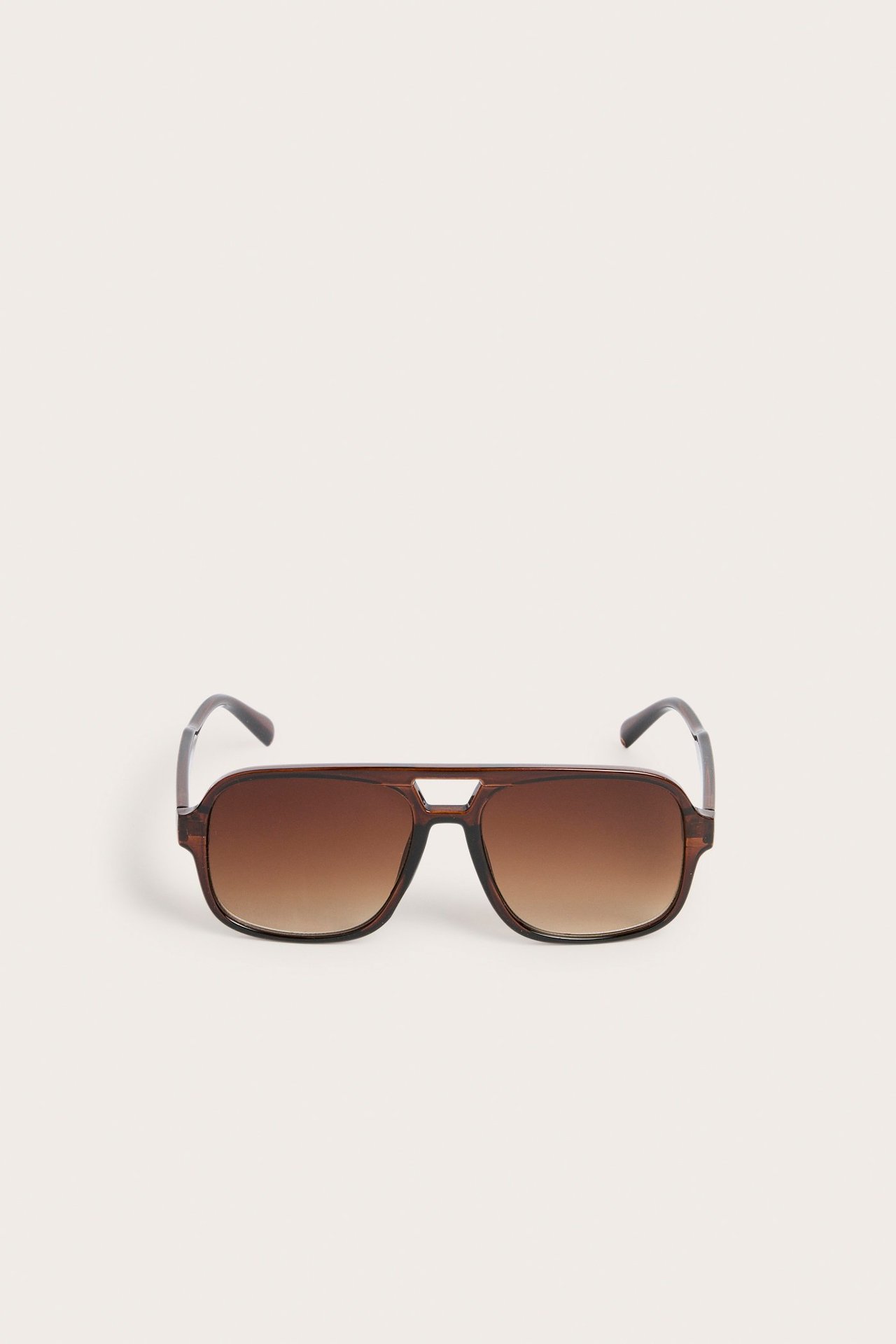 Forfra, brune pilot-solbriller i plast med brune graderte glass.