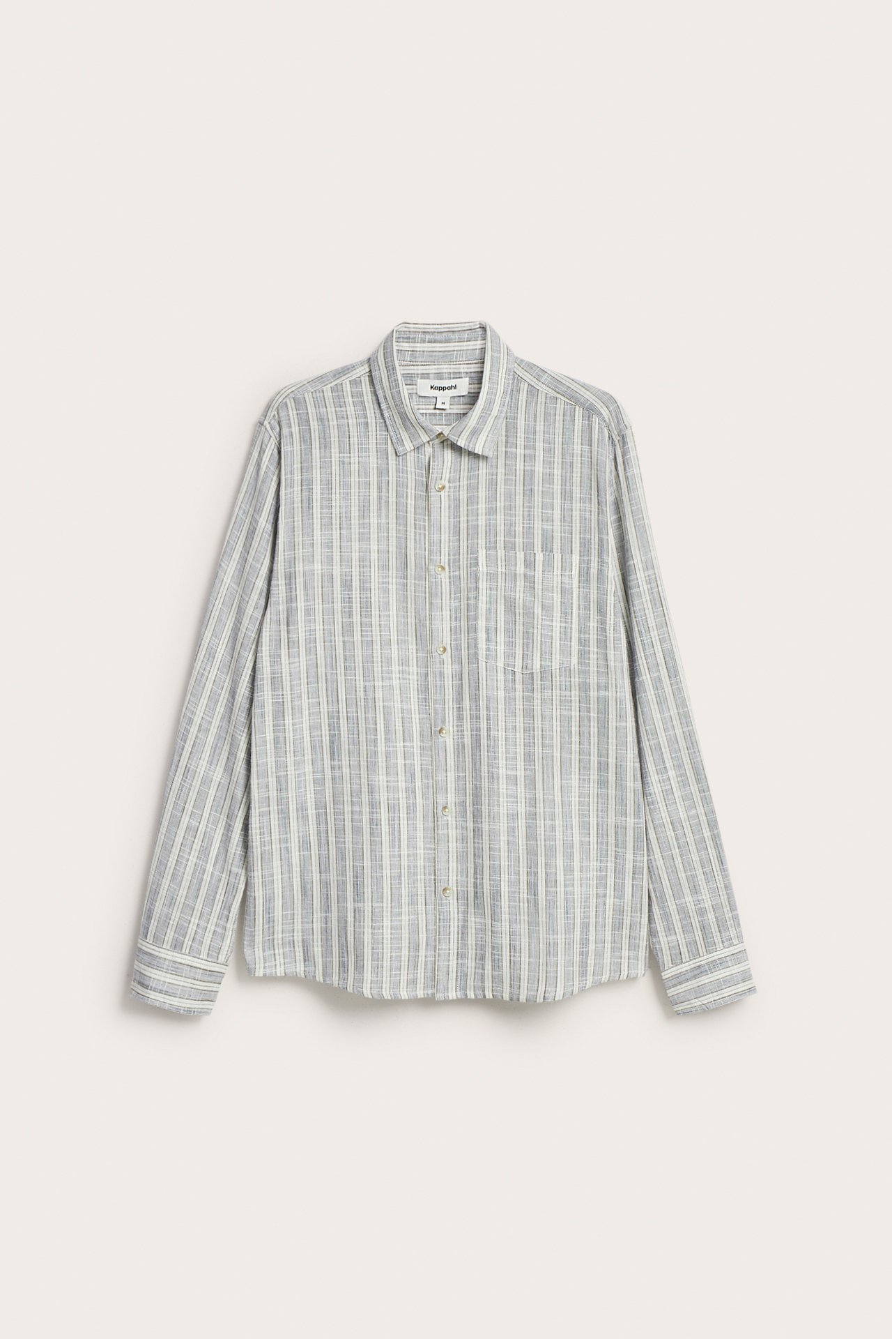 Framifrån, en blå- och vitrandig bomullsskjorta med normal krage, knappar och bröstficka.