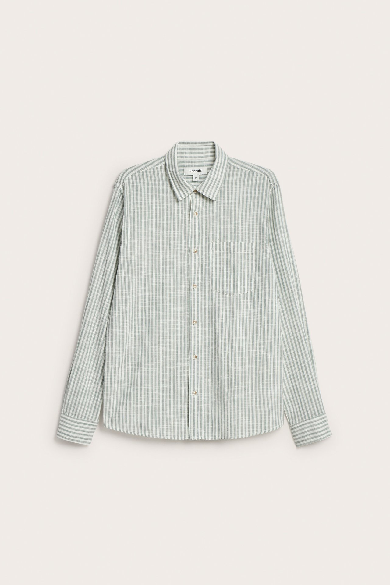 Framifrån, herrskjorta i ljusgrön randig bomull med krage, bröstficka och knappar.