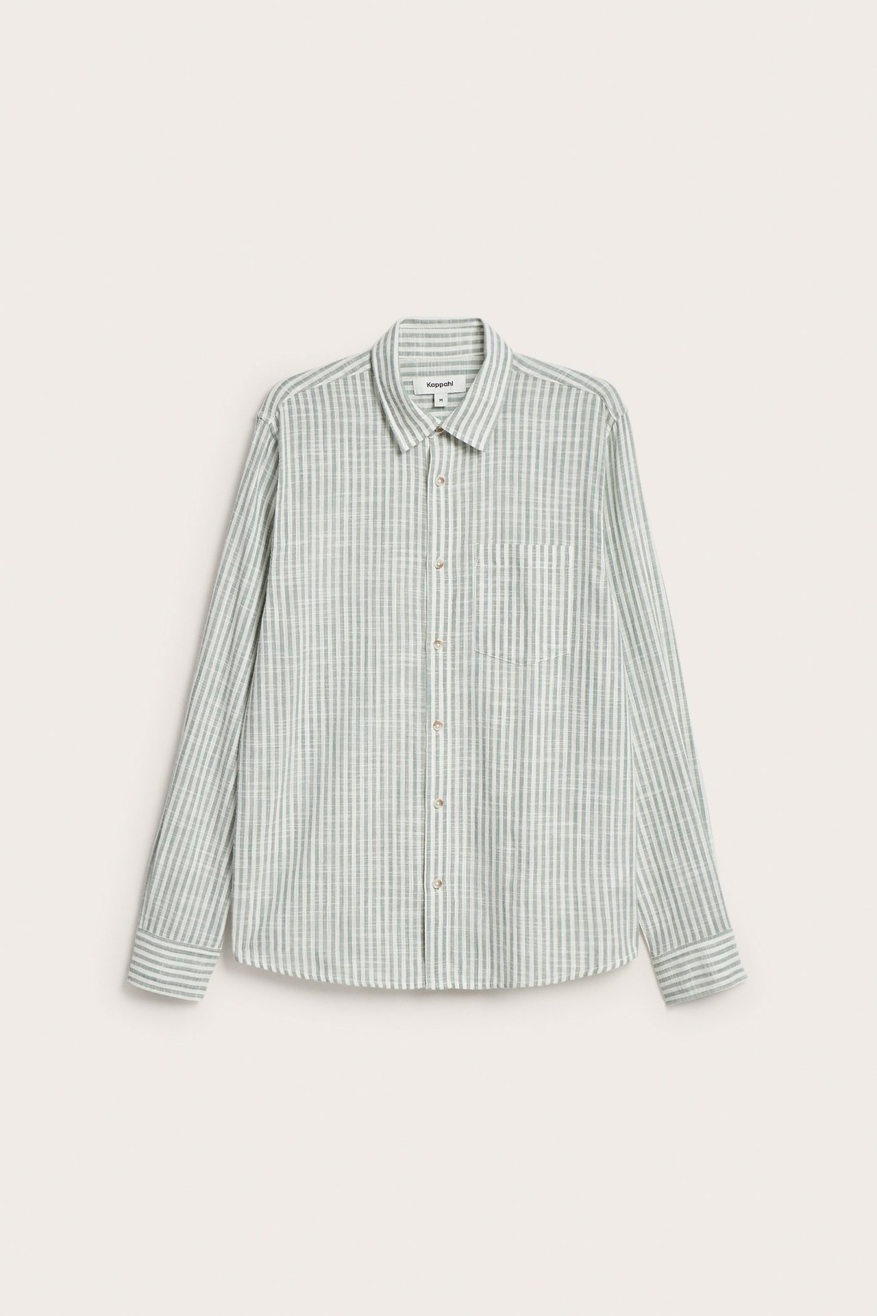 Framifrån, herrskjorta i ljusgrön randig bomull med krage, bröstficka och knappar.