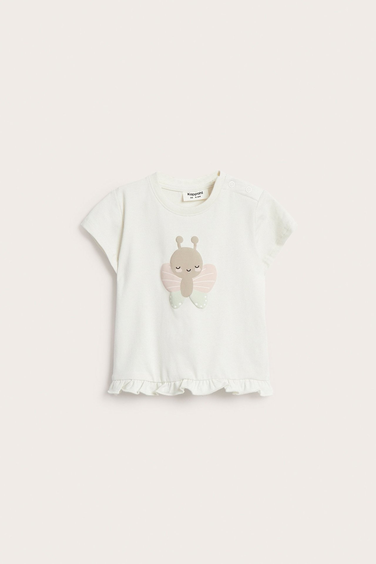 Z przodu: Ecru niemowlęca koszulka z krótkim rękawem, nadrukiem motyla, falbanką i zatrzaskami.