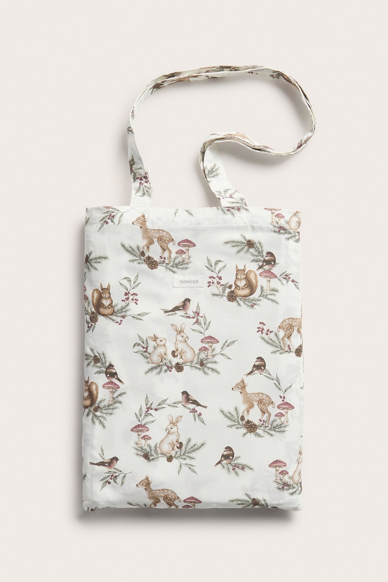 Widok z przodu: Bawełniana torba ecru na pościel, ze świątecznym motywem leśnych zwierząt i grzybów.
