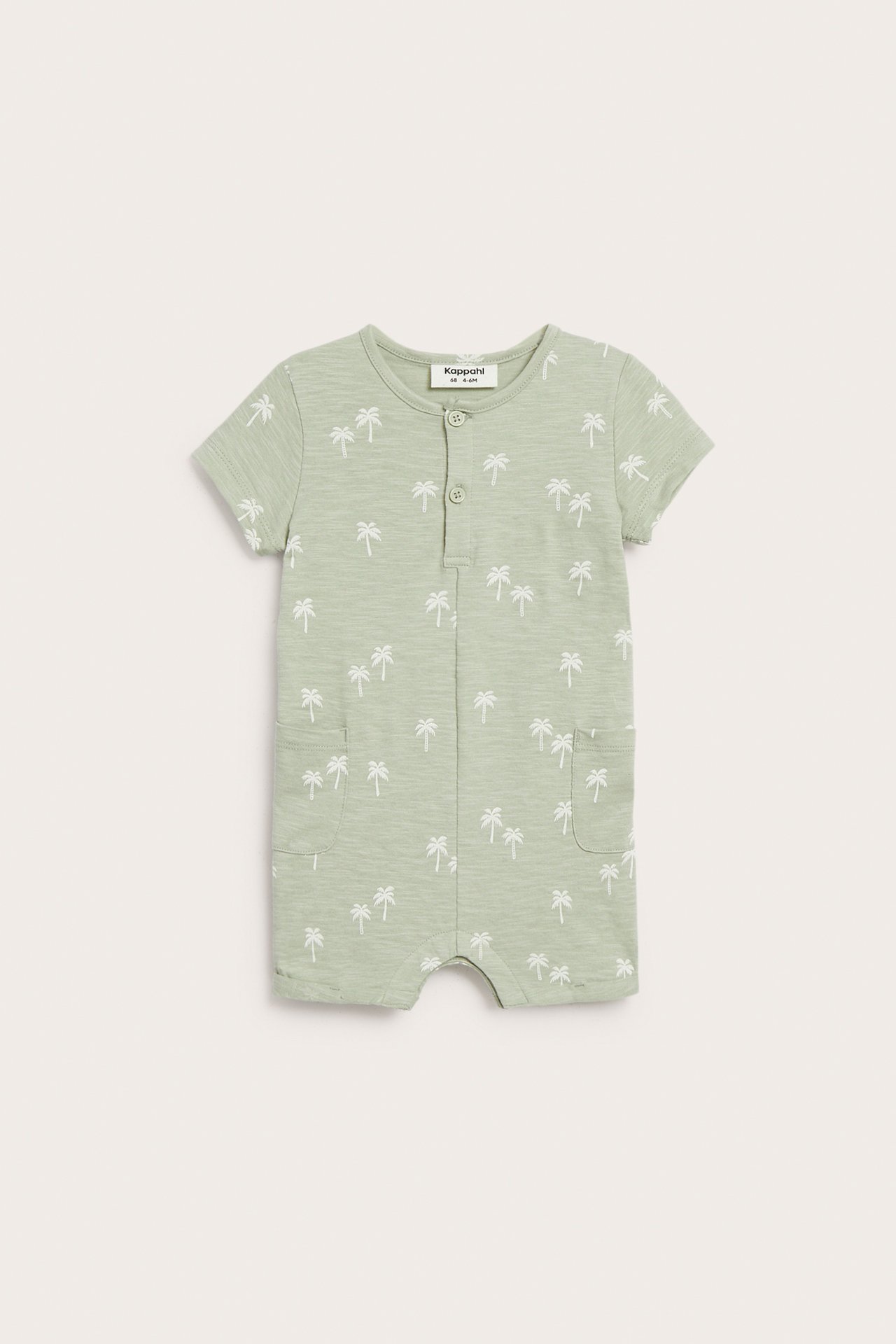 Forfra: Lysegrønn kortermet baby-bomullsromper med hvitt palmeprint, knapper foran og sidelommer.