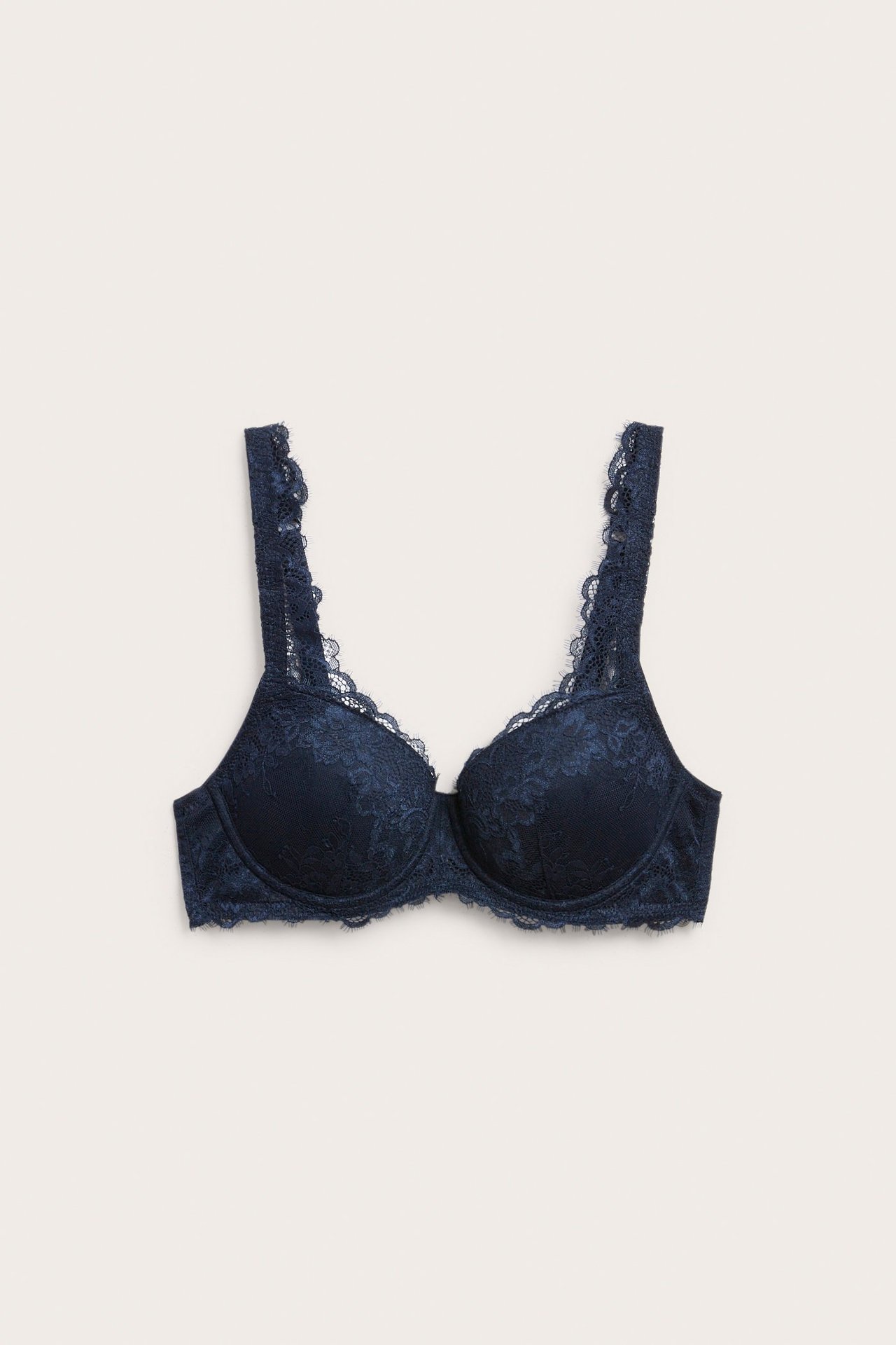 Edestä tummansininen pitsinen kaarituellinen rintaliivi muotoonpuristetuilla kupeilla.