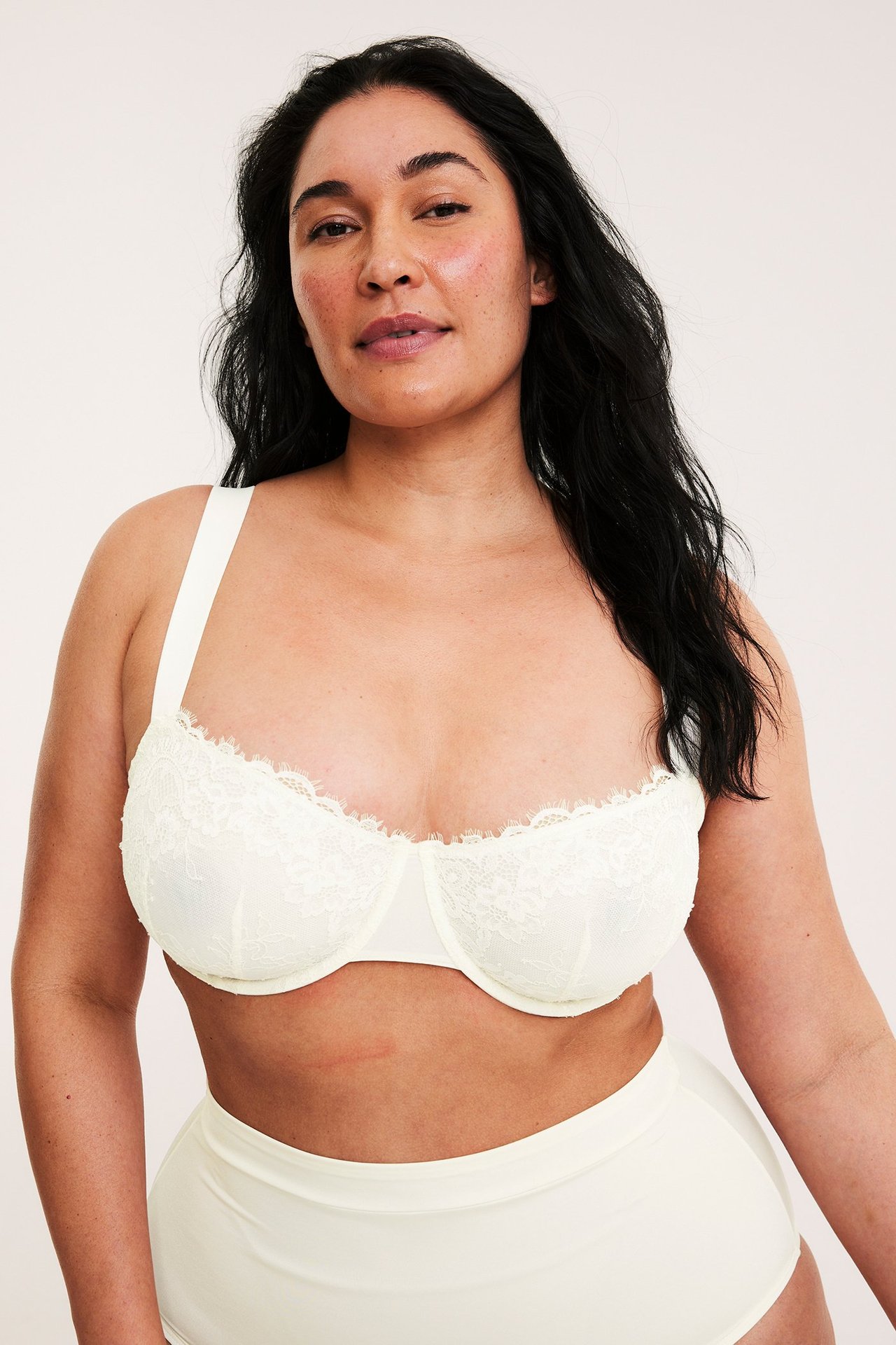 Forfra, kvinne i offwhite høy shapingtruser og en matchende blonde-BH.