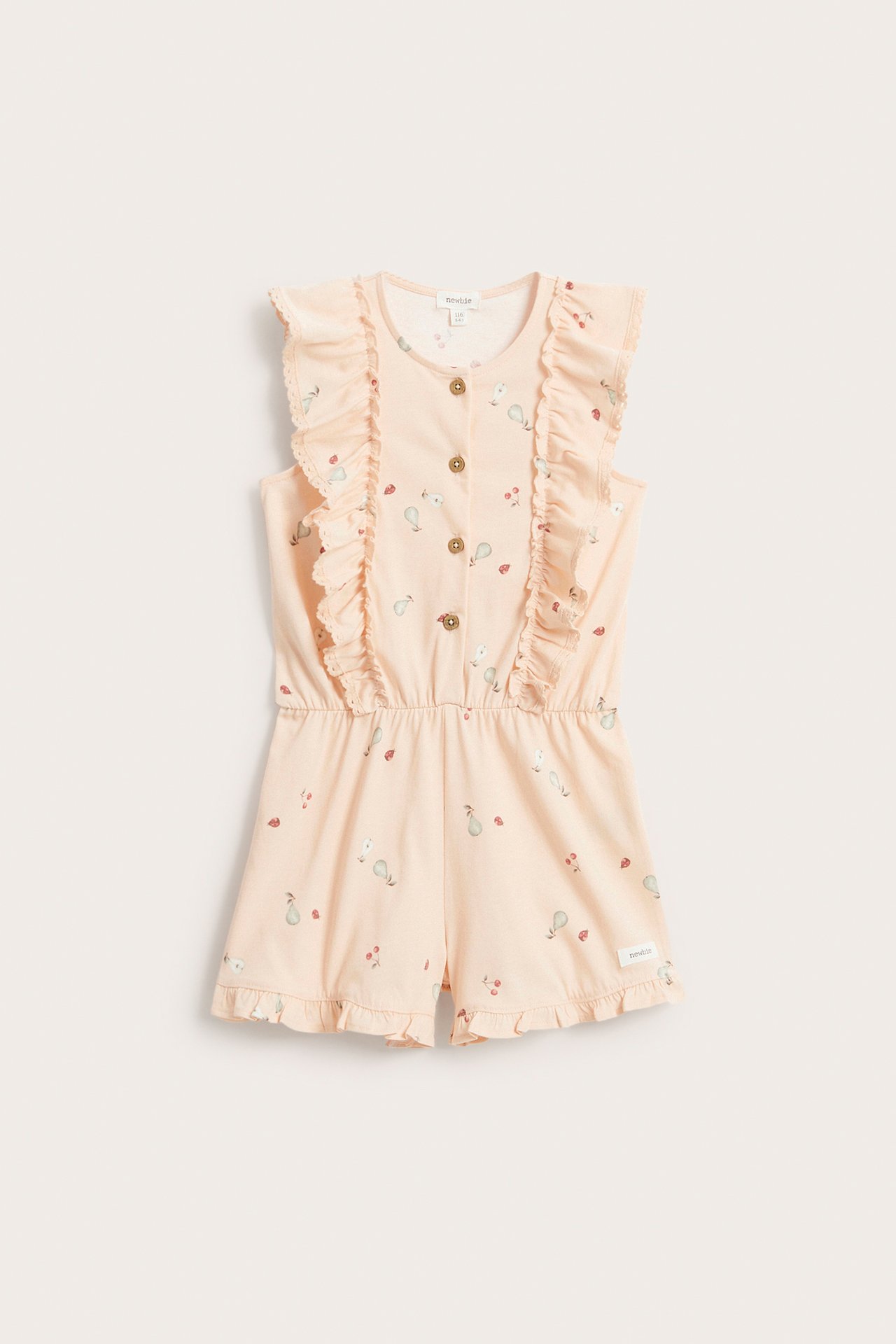 Frontbilde av en lys oransje mønstret bomullsjersey-jumpsuit for barn med volanger og knapper foran.