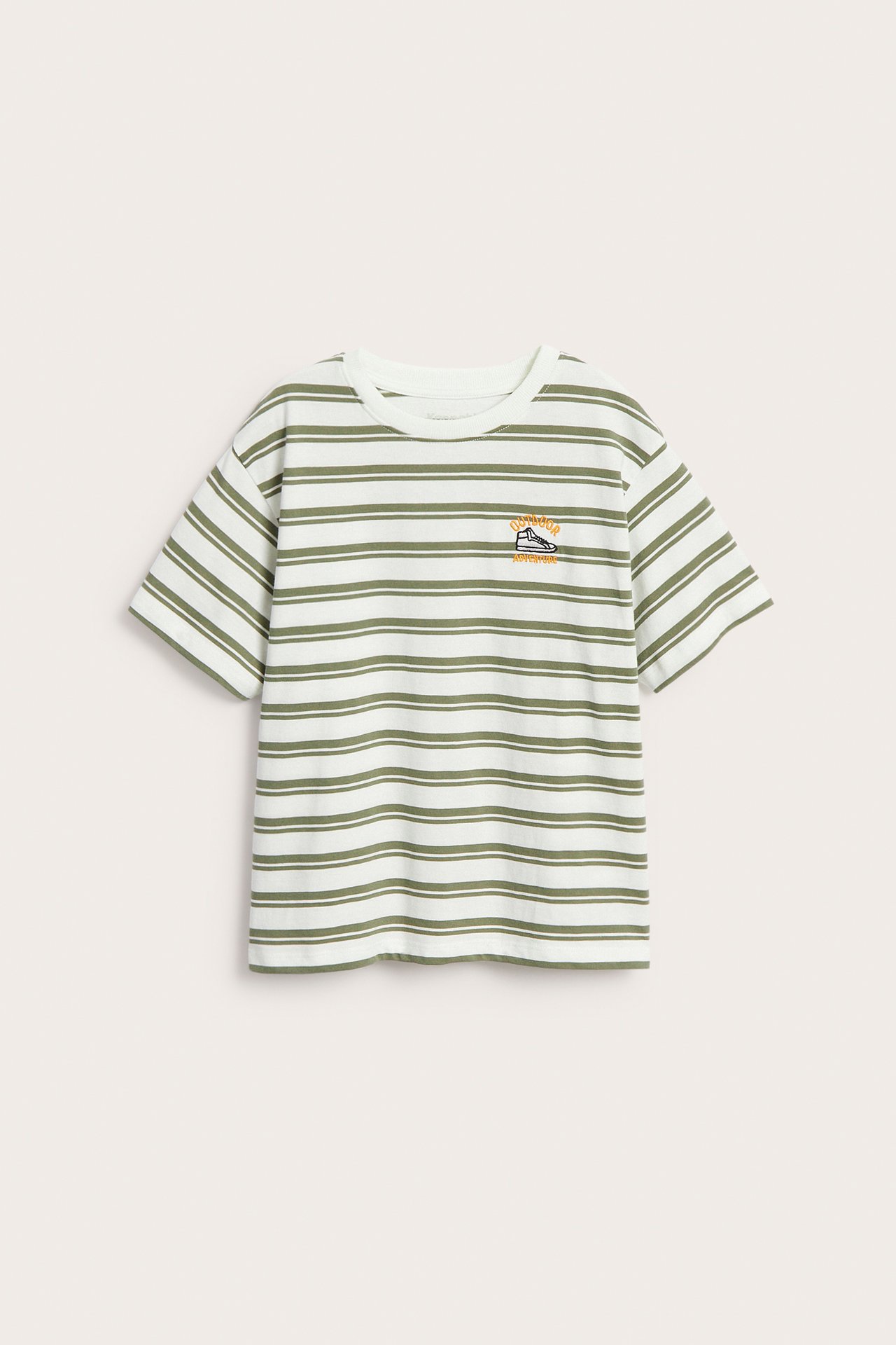 Framifrån, en randig oversized t-shirt i offwhite bomull för barn, med olivgröna ränder och broderi på bröstet.