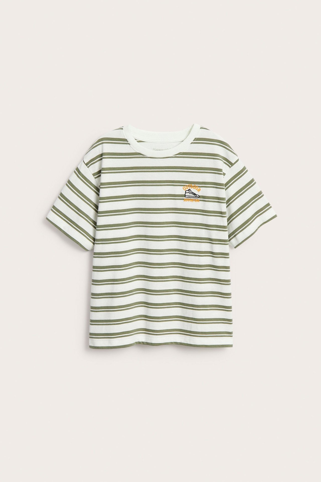 Edestä, lasten offwhite oversized raidallinen puuvilla T-paita oliivinvihreillä raidoilla ja rintakirjonnalla.