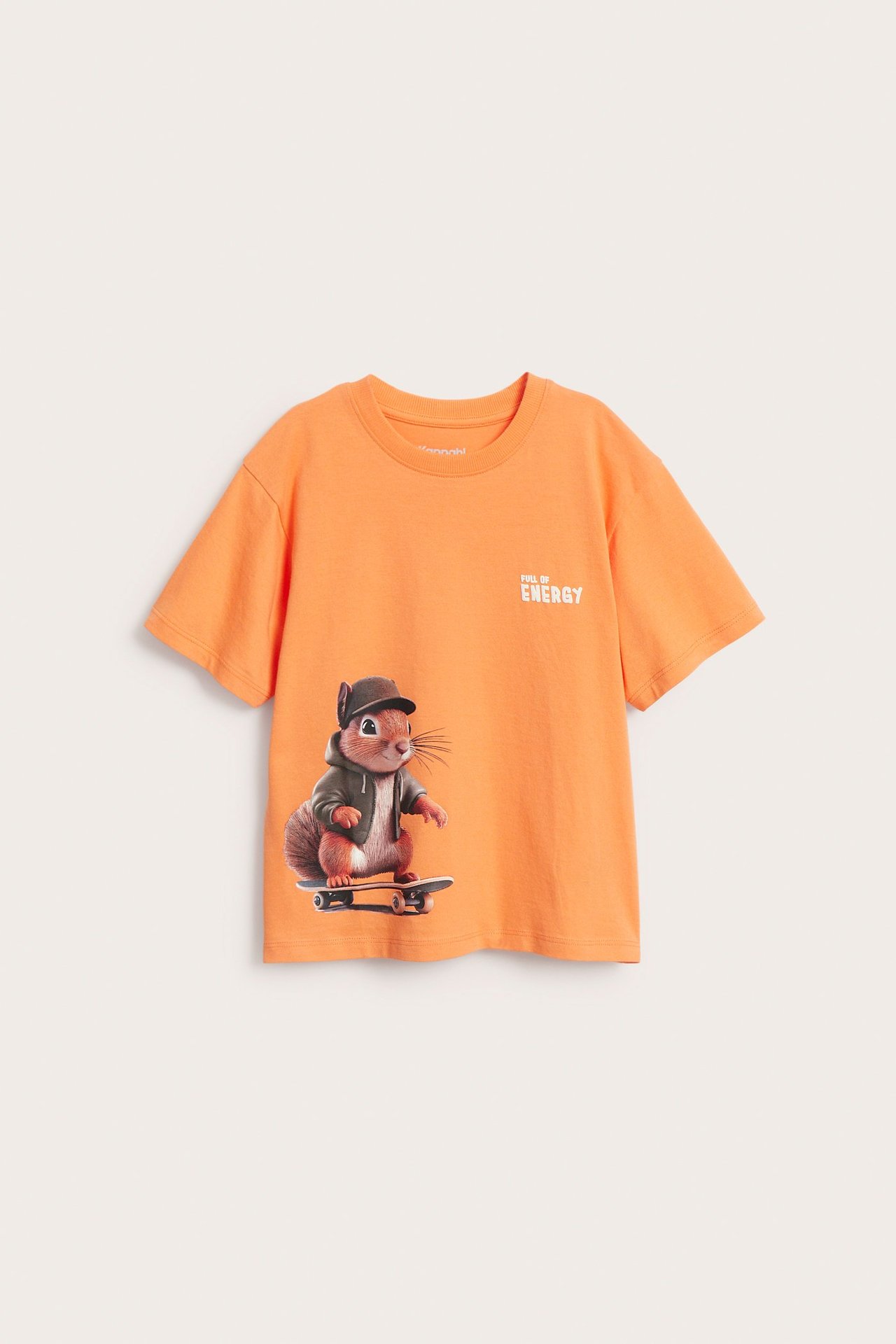 Framifrån: Orange t-shirt i bomull för barn med tryck av en ekorre på skateboard.