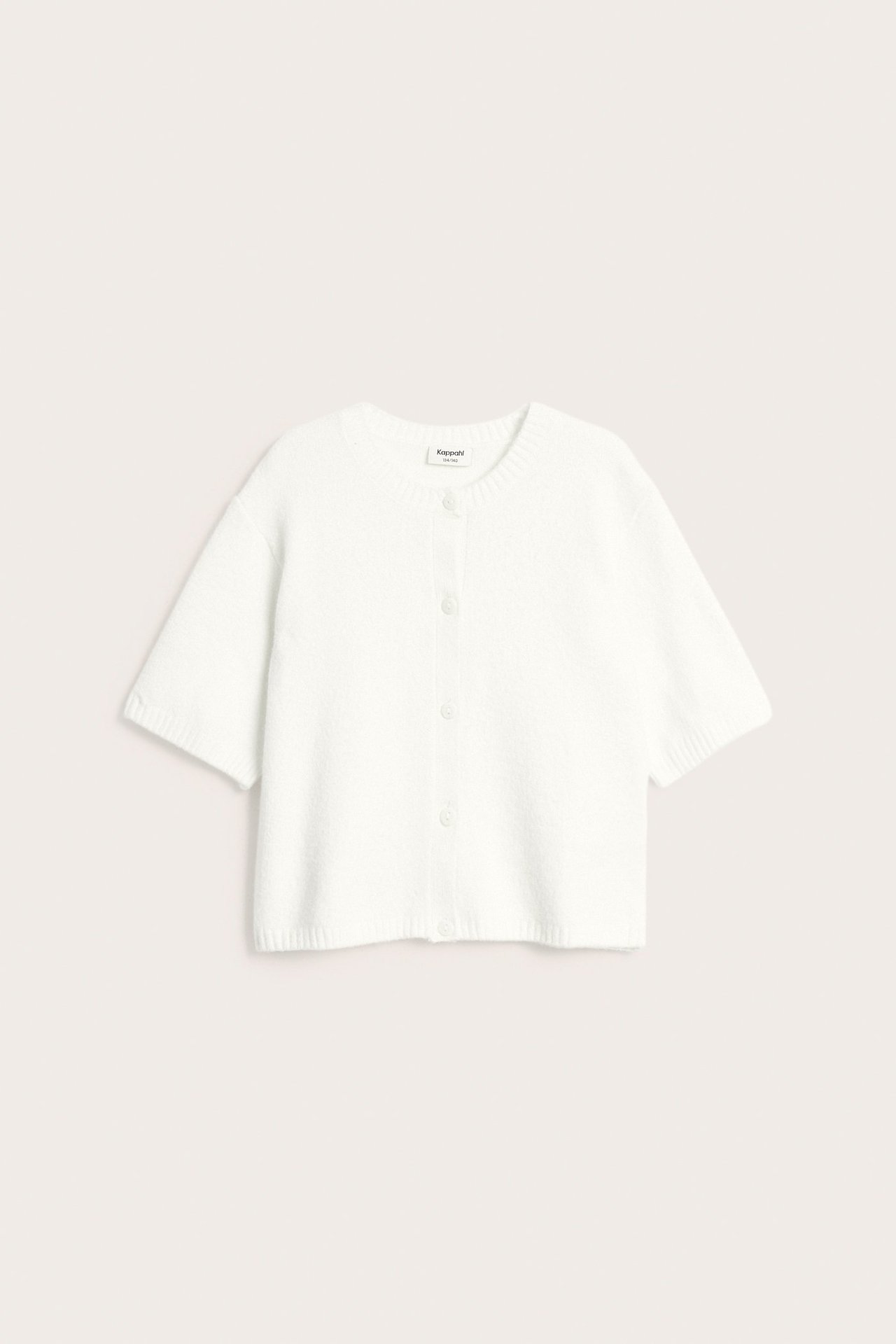 Forfra: En offwhite strikket kortermet cardigan med fem knapper foran.