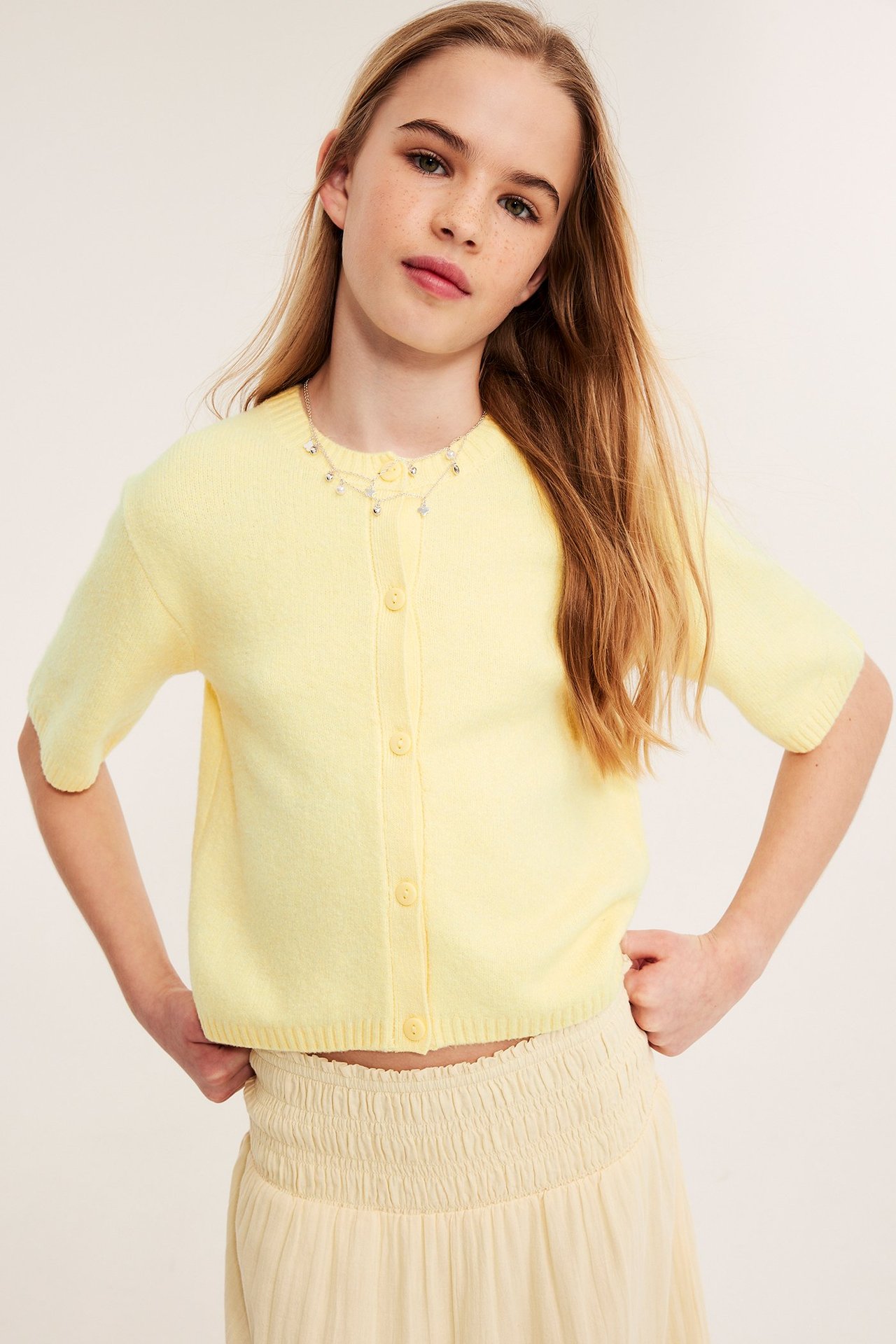 Jasnorambera krótki rękaw sweterek, przód, na modelce.