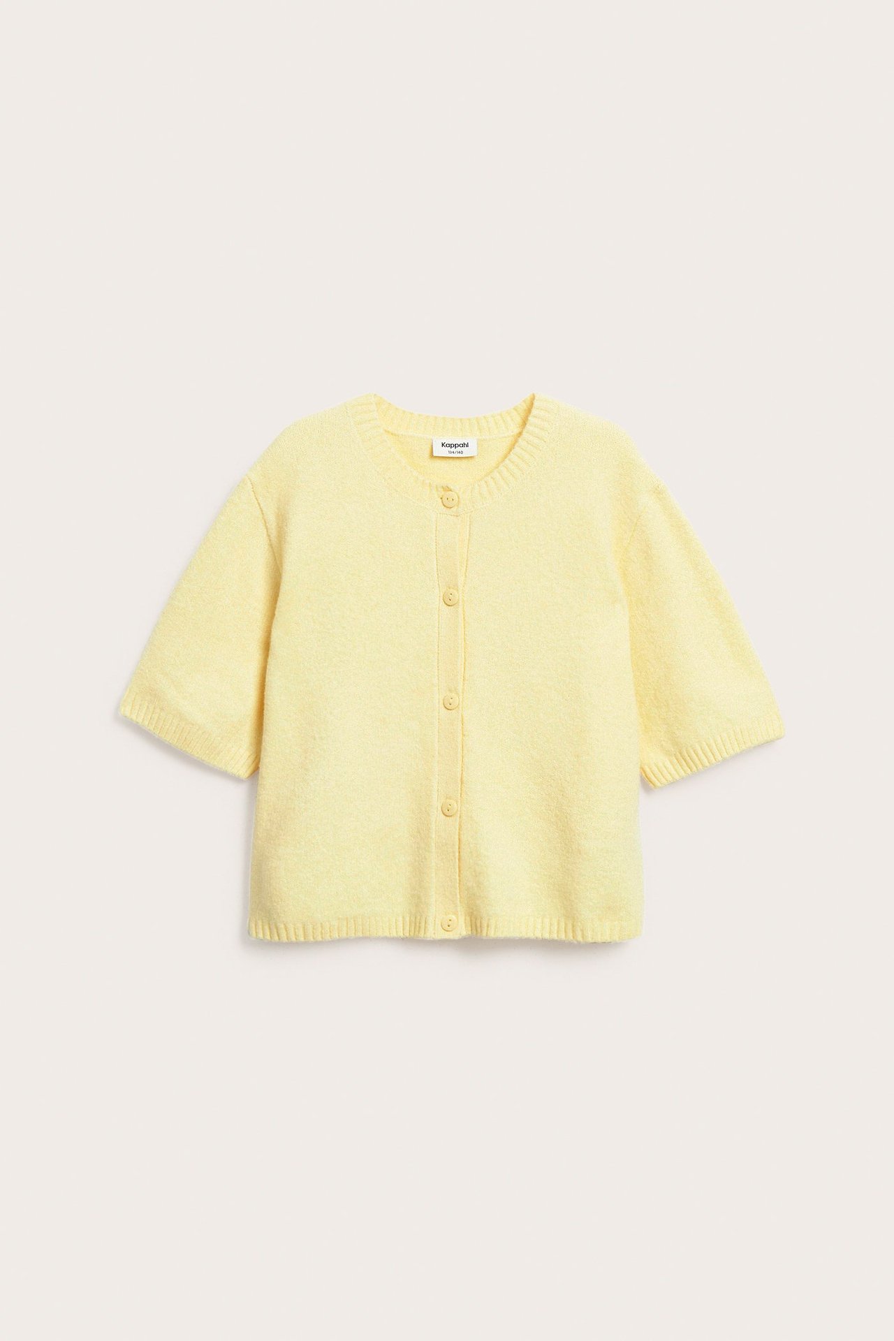 Frontvisning av en lys gul strikket kortermet cardigan for barn med knapper foran.