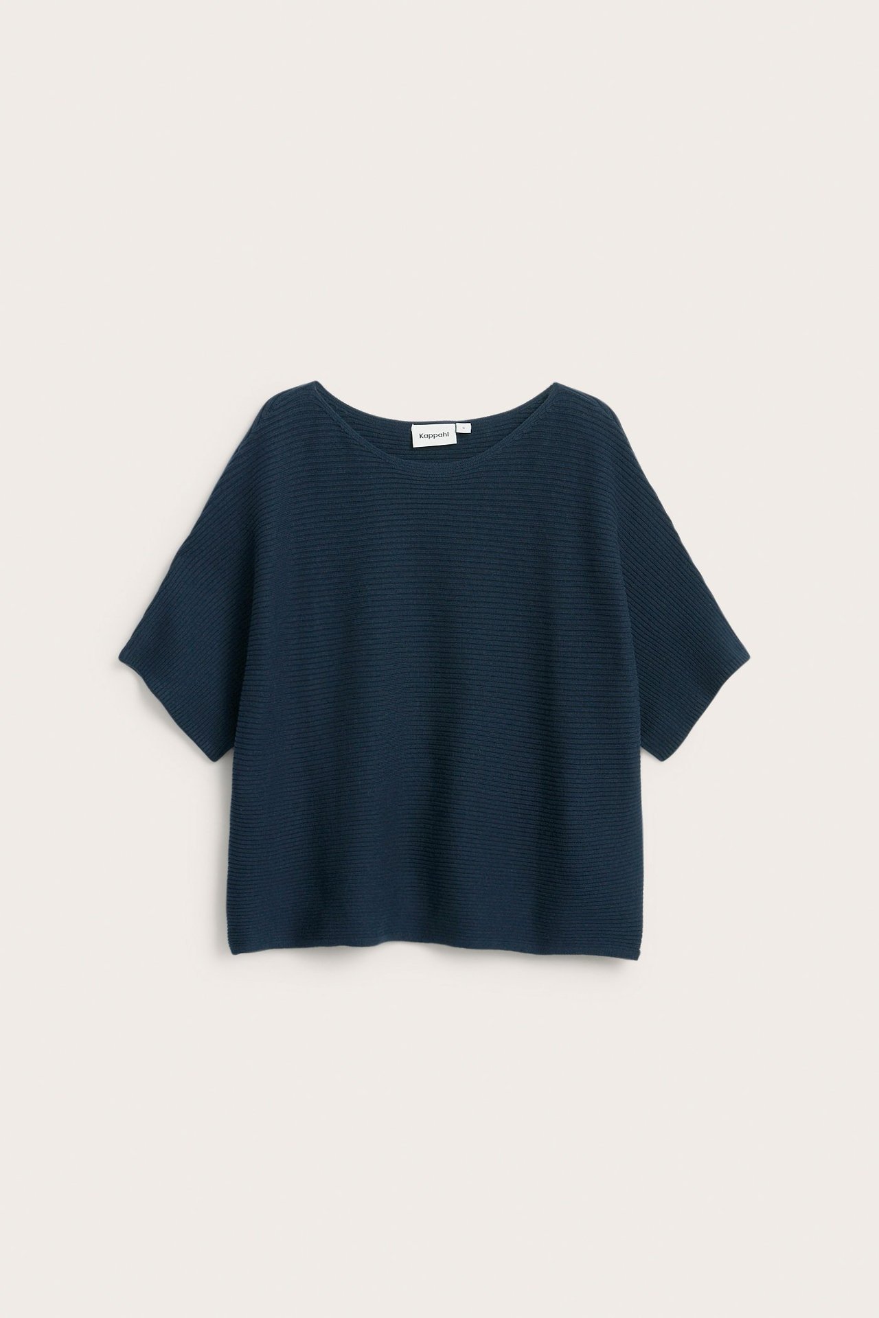 Edestä: tummansininen ribbineulottu puuvillapusero, jossa lyhyet hihat ja venepääntie.