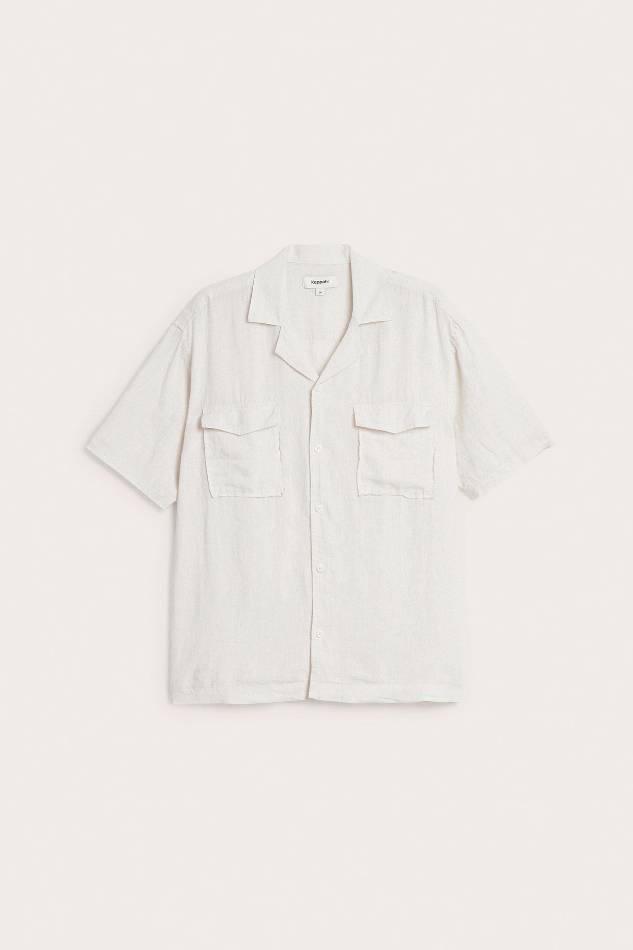 Frontutsikt av en melert hvit kortermet linskjorte for menn med to brystlommer og resortkrage.