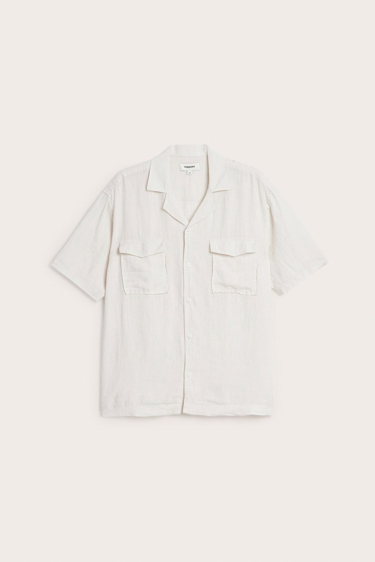 Edestä, miesten meleerattu valkoinen lyhythihainen pellavapaita kahdella rintataskulla ja resort-kauluksella.