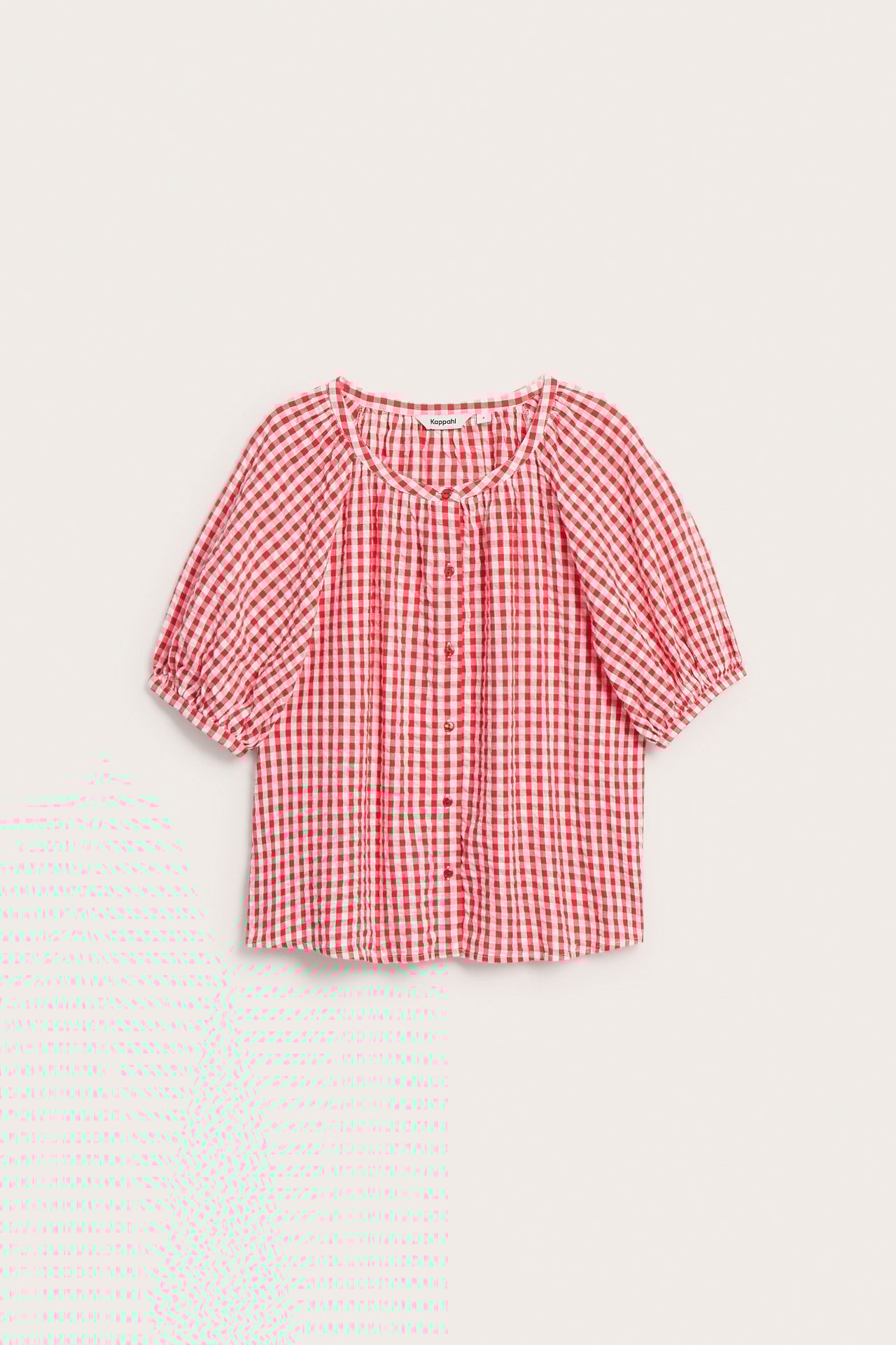 Framsida: Röd- och vitrutig bäckeböljeblus med puffärmar och knäppning fram.