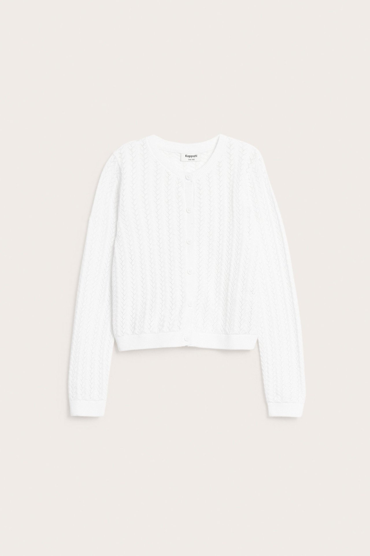 Frontbilde av en hvit mønsterstrikket bomullskardigan med rund hals og knappelukking.