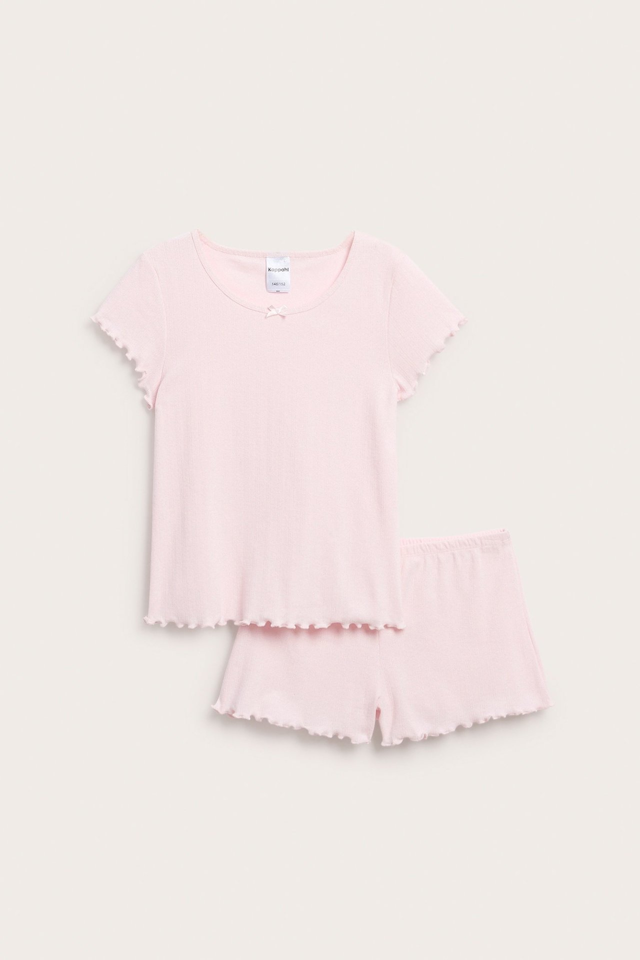 Etunäkymä vaaleanpunaisesta pointelle-pyjamasetistä: lyhythihainen paita ja yhteensopivat röyhelöshortsit.