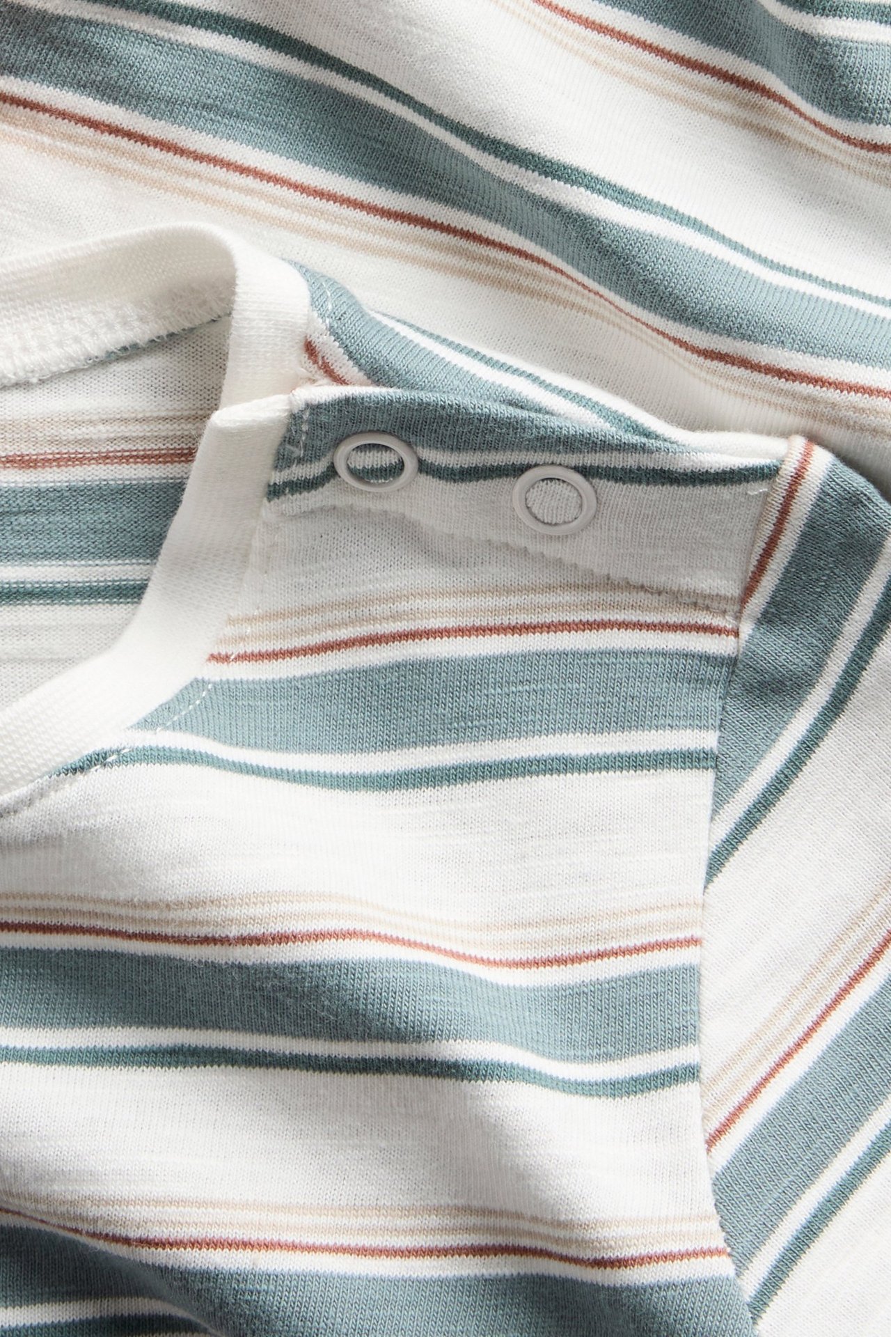 Zbliżenie na pasiastą, kremową body niemowlęce z krótkim rękawem, turkusowo-brązowe paski, zatrzaski na ramieniu.