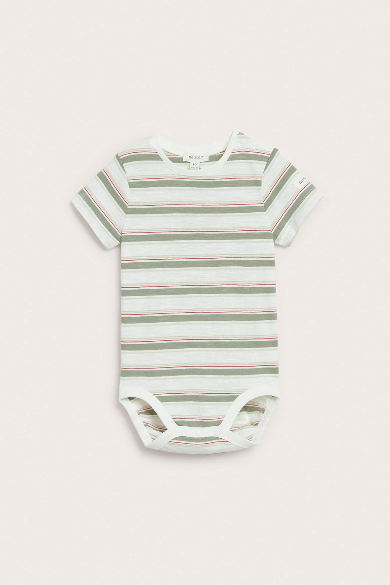 Edestäpäin kuvattu vauvan luonnonvalkoinen, lyhythihainen body vihreillä ja punaisilla raidoilla, painonapeilla.
