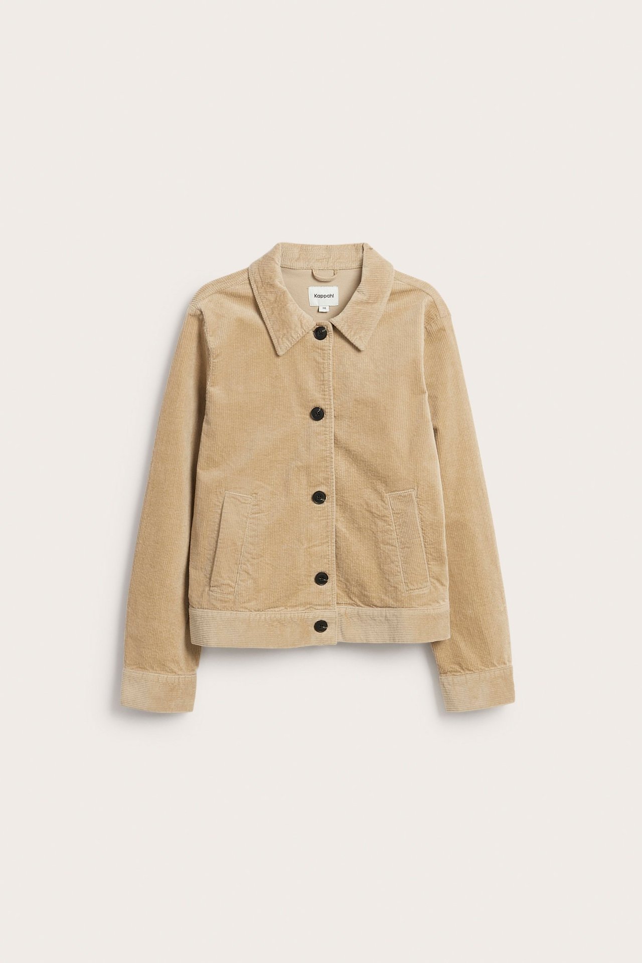 Frontvy av en beige halv-kort manchesterjacka med krage, axelvaddar och svarta knappar.