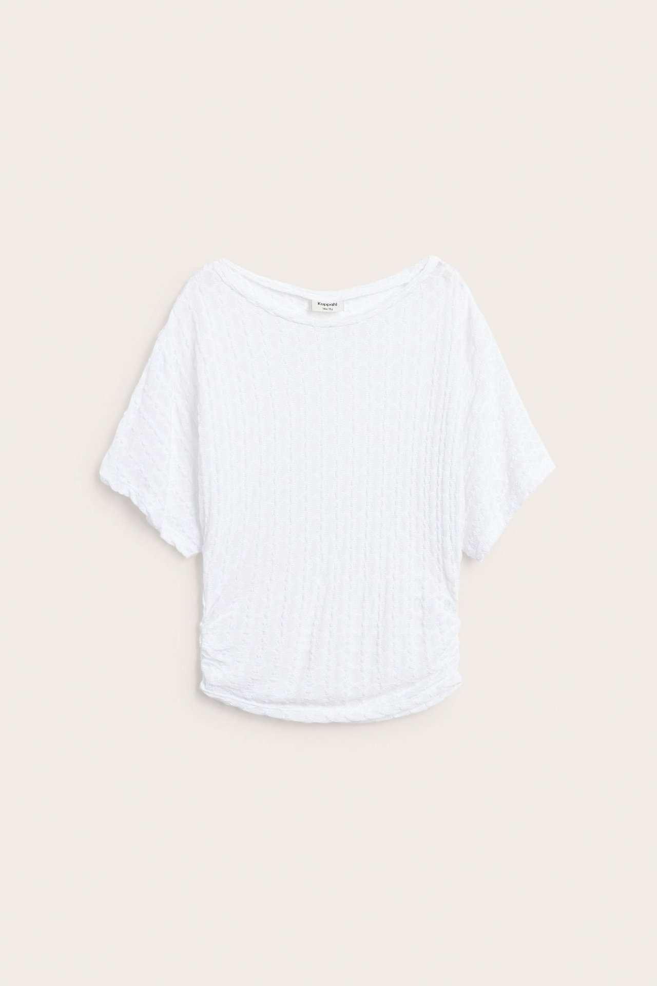 Front view: Vit barn-topp med båtringning, korta ärmar, rynkade sidor och texturerat mönster.