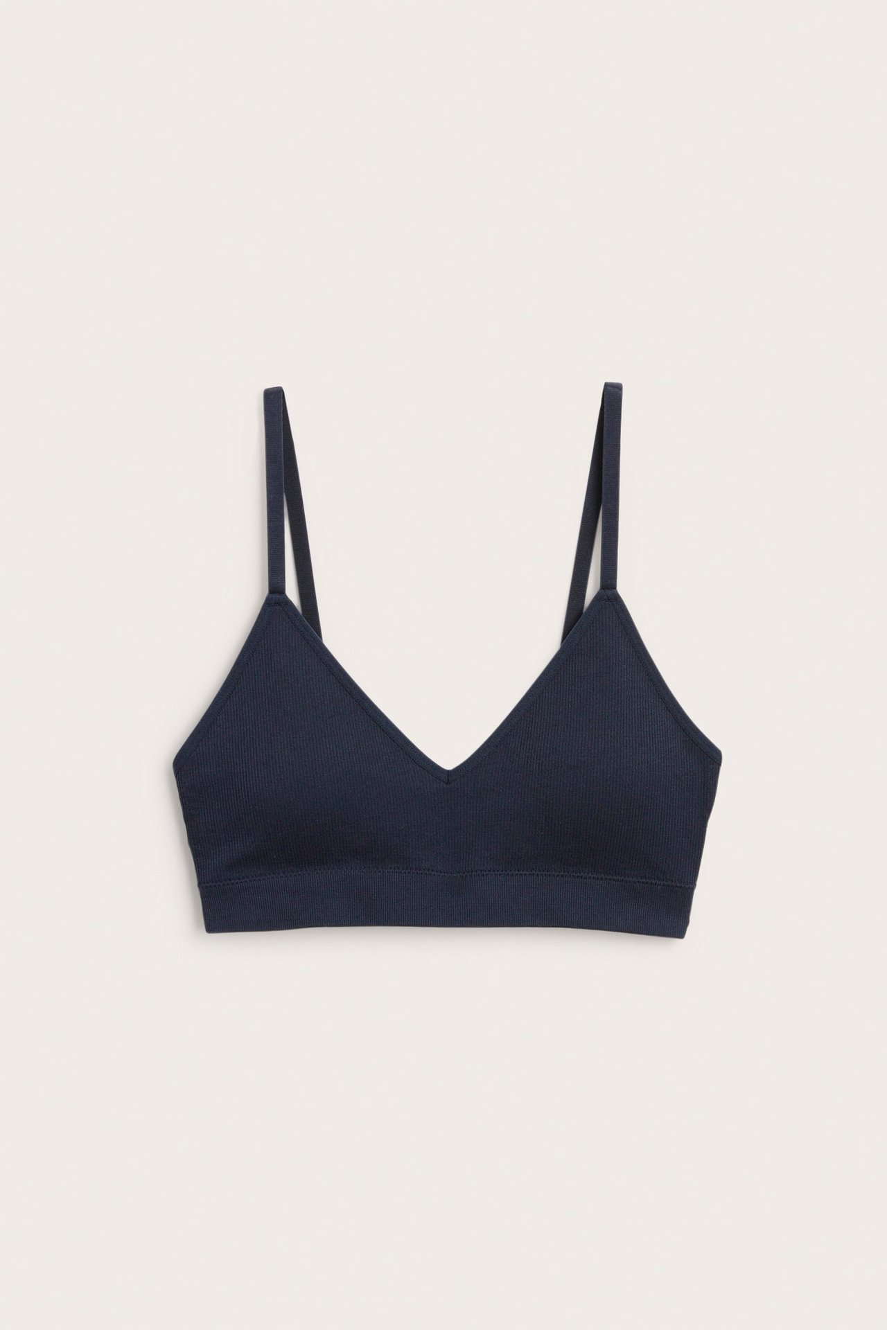 Forfra, mørkeblå ribbet sømløs soft-BH med justerbare stropper og V-utringning.