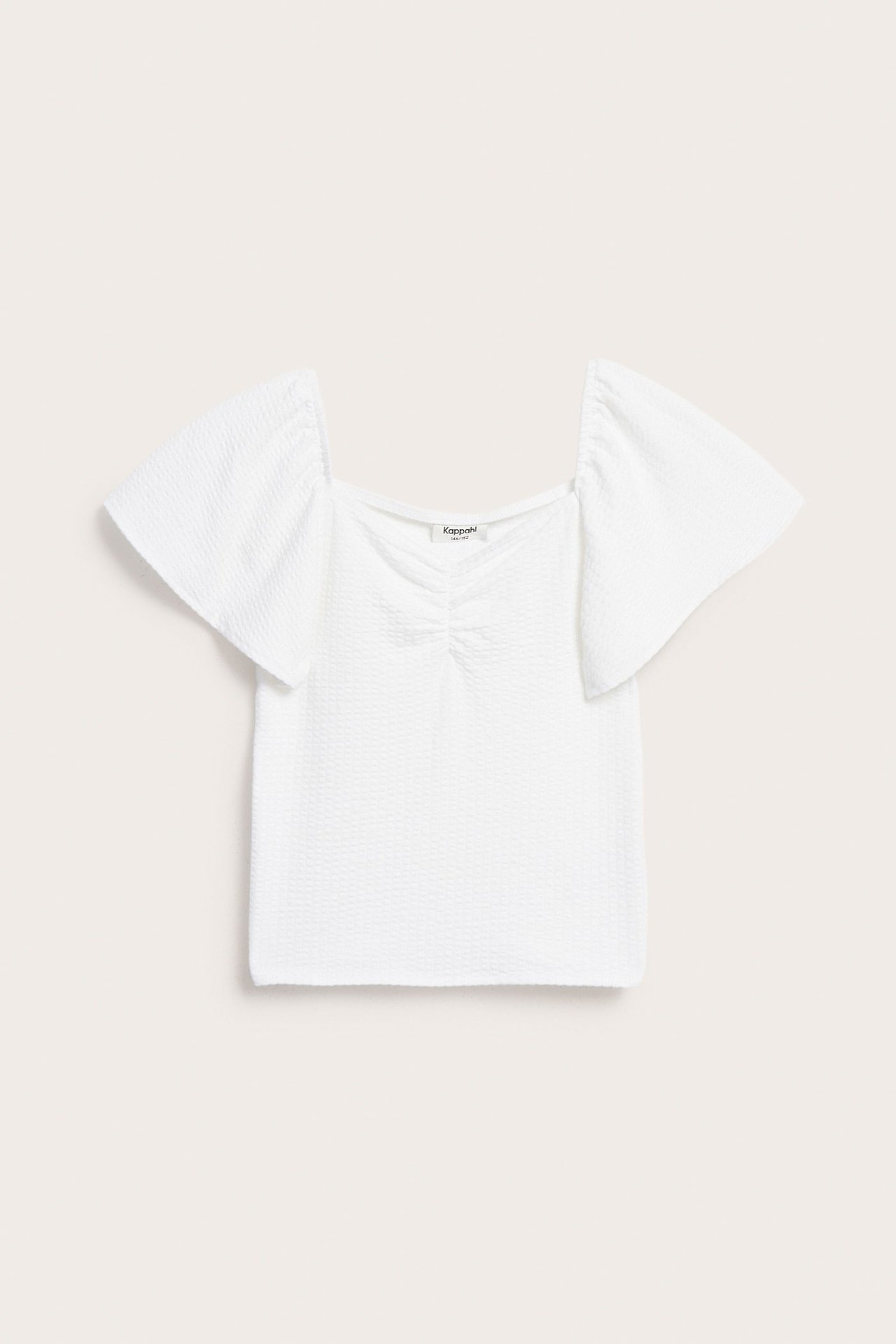 Widok z przodu białego, dopasowanego topu z marszczonym przodem, kwadratowym dekoltem i rękawami motylkowymi.