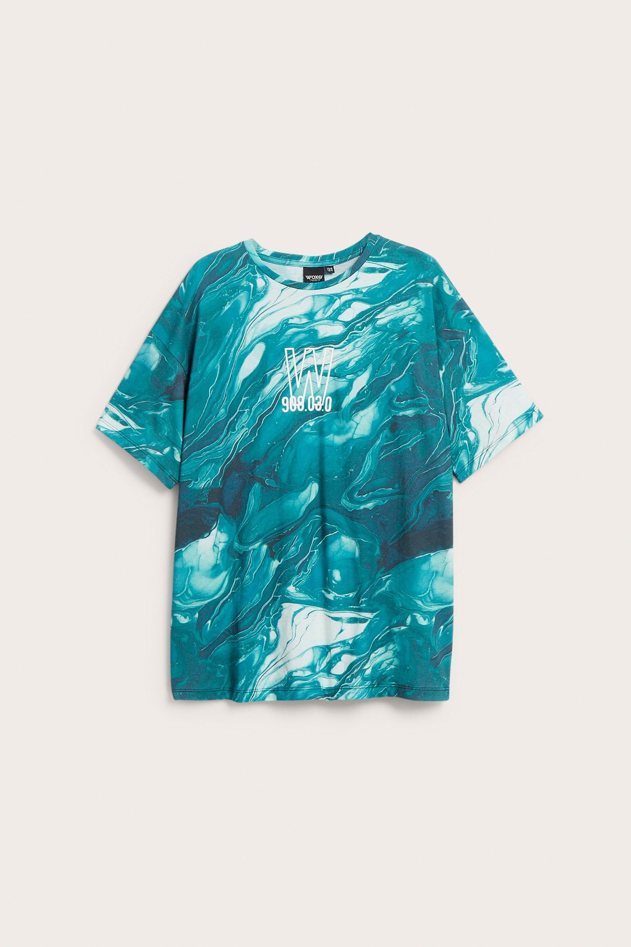Widok z przodu: Oversize'owy T-shirt w turkusowo-biały marmurkowy wzór z centralnym białym nadrukiem.