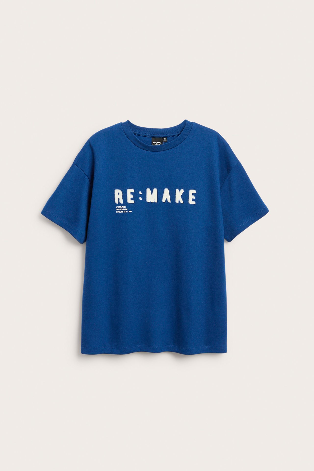 Framifrån, en mörkblå oversizad kortärmad t-shirt med vitt "RE: MAKE" texttryck.