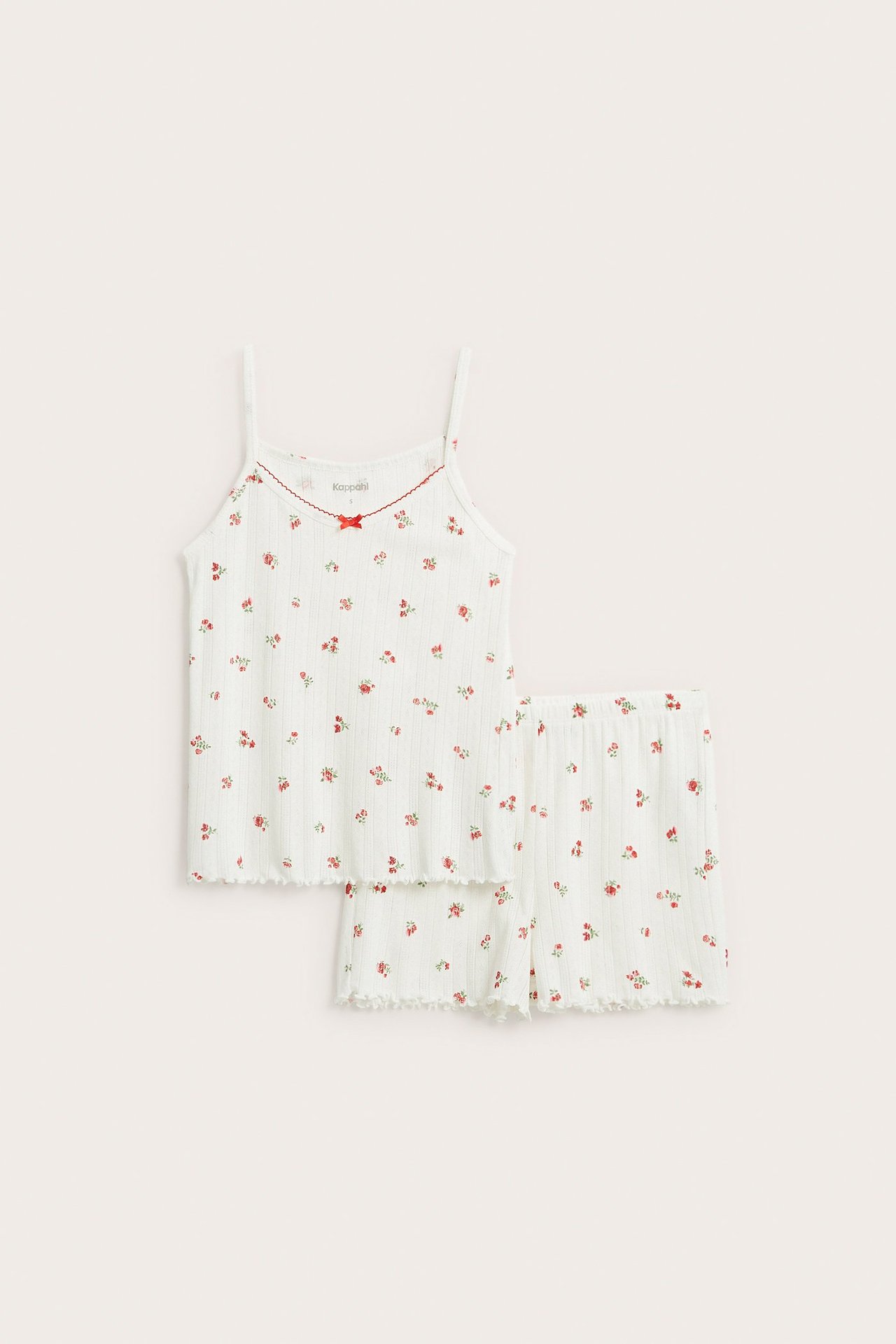 Forfra: Hvit bomullspointelle pyjamas med rødt blomstermønster. Topp med rød kant og shorts.