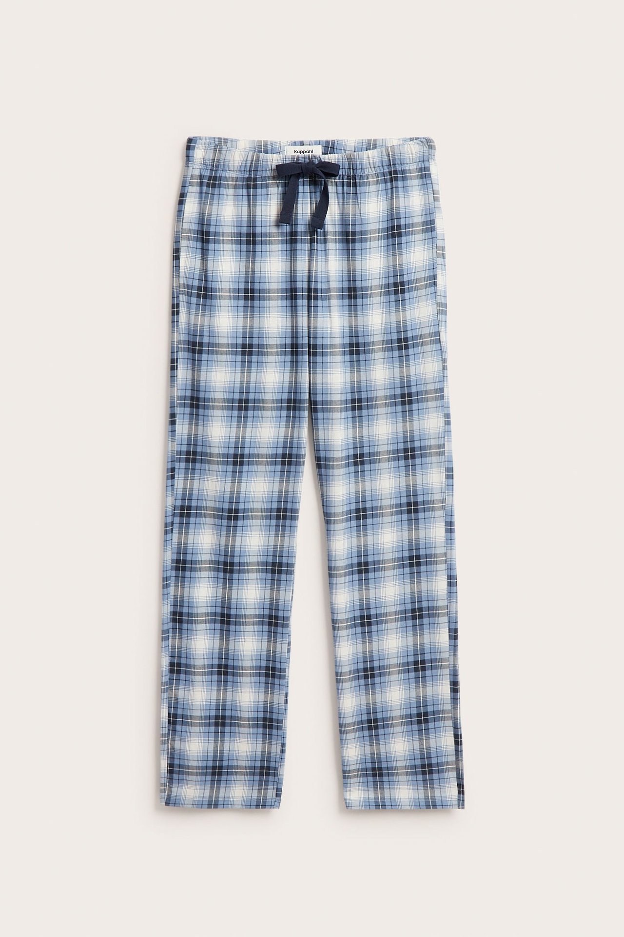 Frontutsikt av blårutete pyjamasbukse i bomull med elastisk midje, mørk blå snøring og sidelommer.