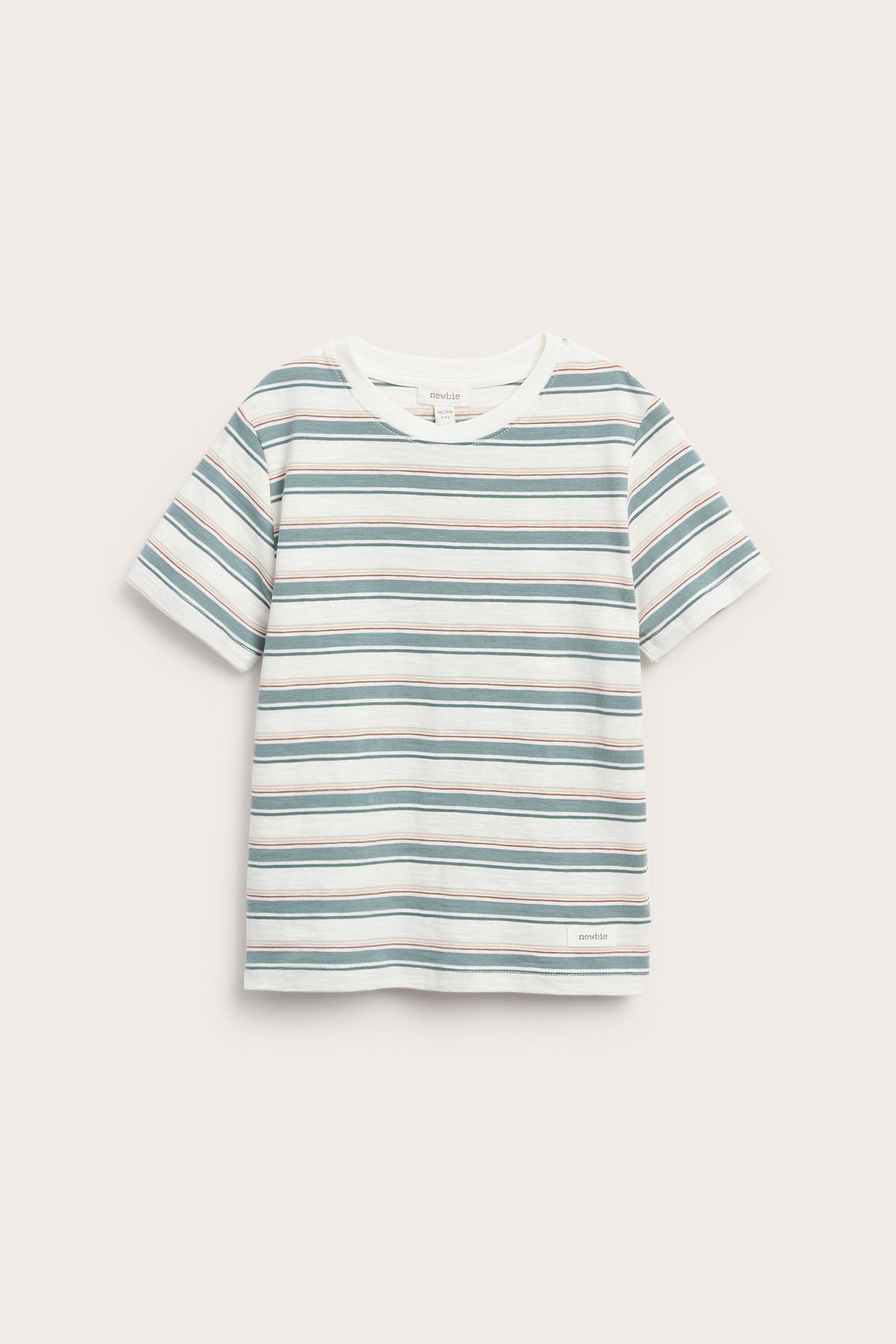 Widok z przodu: dziecięcy pasiasty T-shirt z off-white bawełny slub z turkusowymi i różowymi paskami, z podwijanymi rękawami.