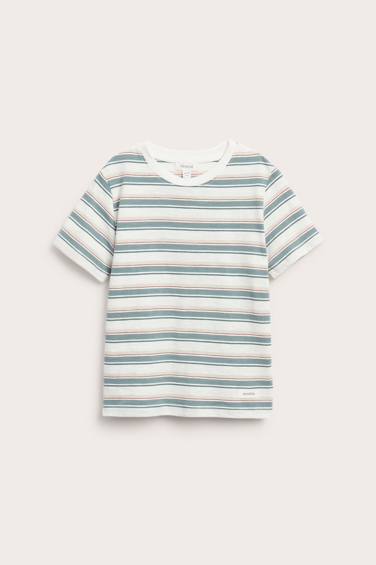 Widok z przodu: dziecięcy pasiasty T-shirt z off-white bawełny slub z turkusowymi i różowymi paskami, z podwijanymi rękawami.