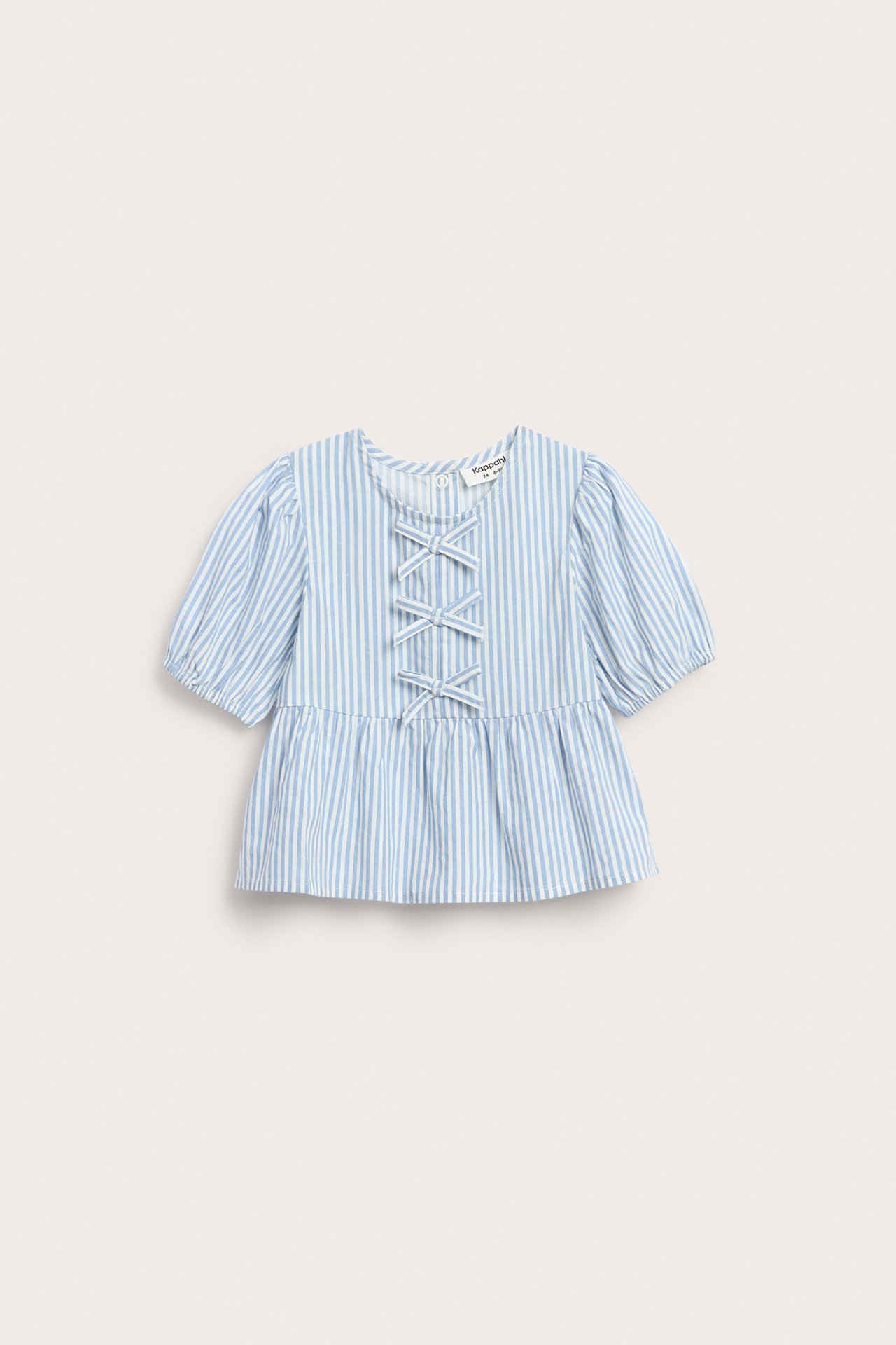 Frontvisning av babyens lyseblå og hvitstripete bomullspoplinbluse med puffermer og tre sløyfer foran.