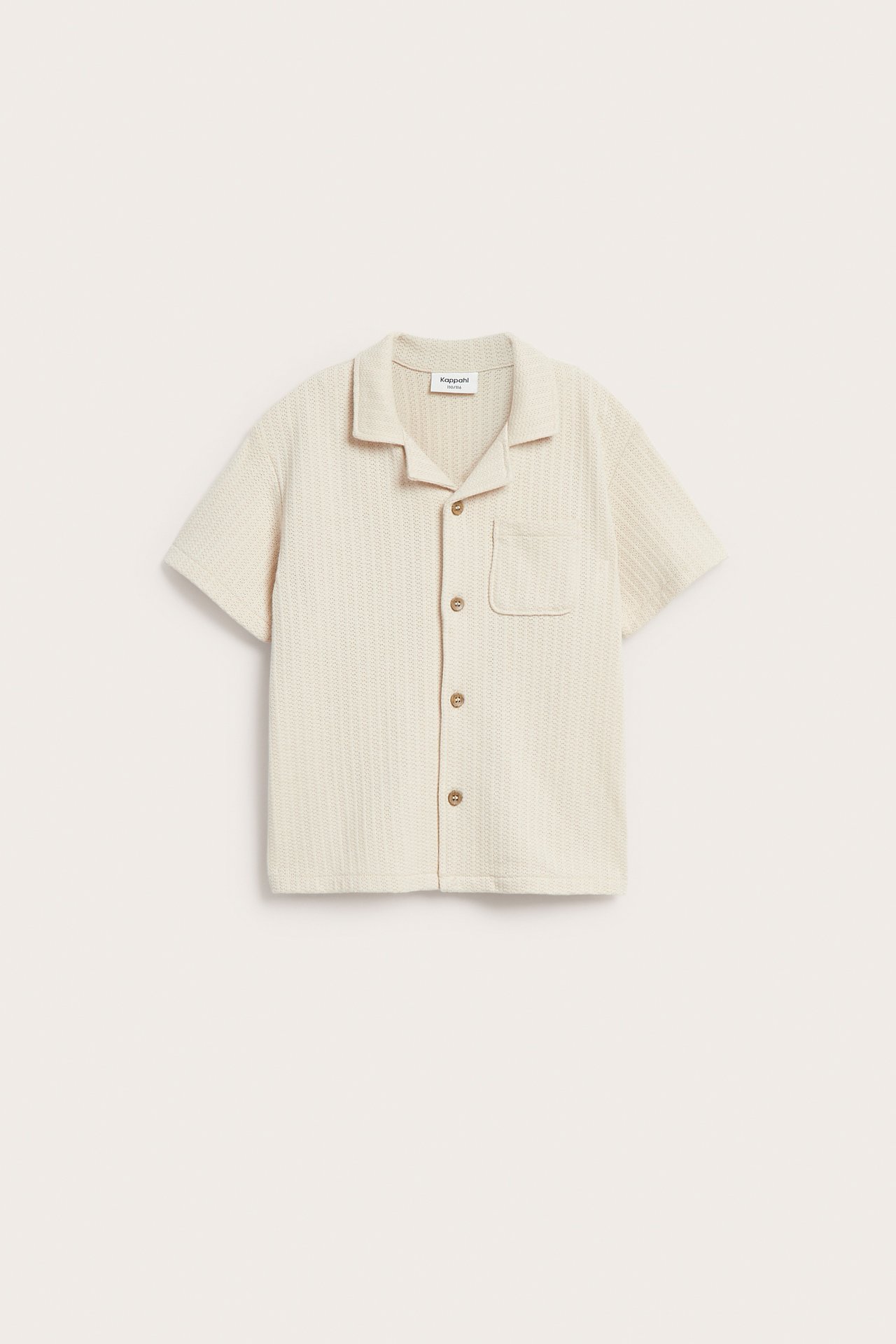 Widok z przodu, dziecięca beżowa koszula z krótkim rękawem, dzianina strukturalna, kołnierzyk resortowy, drewnopodobne guziki.