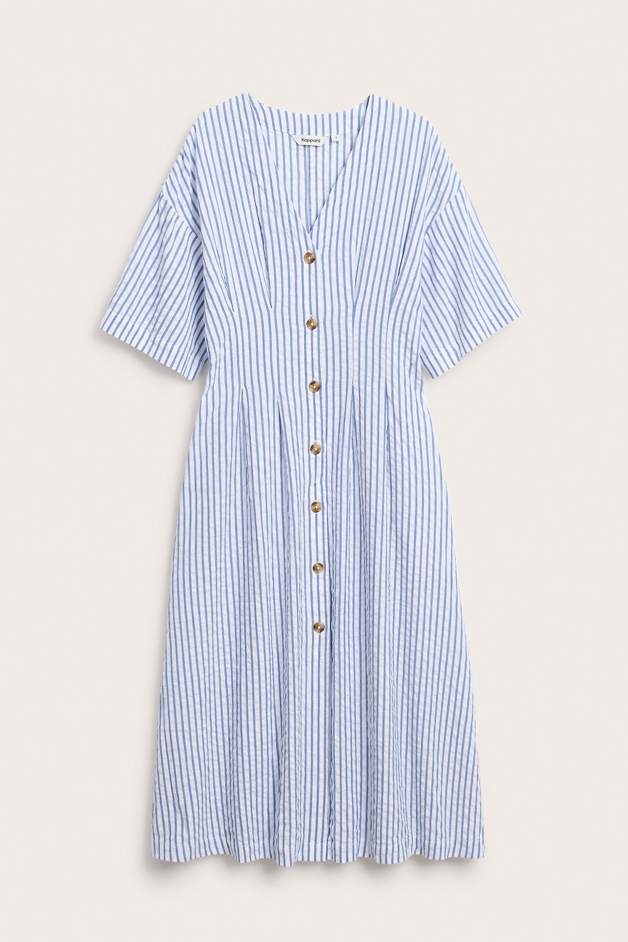 Edestä näkymä: sinivalkoraidallinen bäckebölja-midimekko V-pääntiellä, lyhyillä hihoilla ja napituksella edessä.