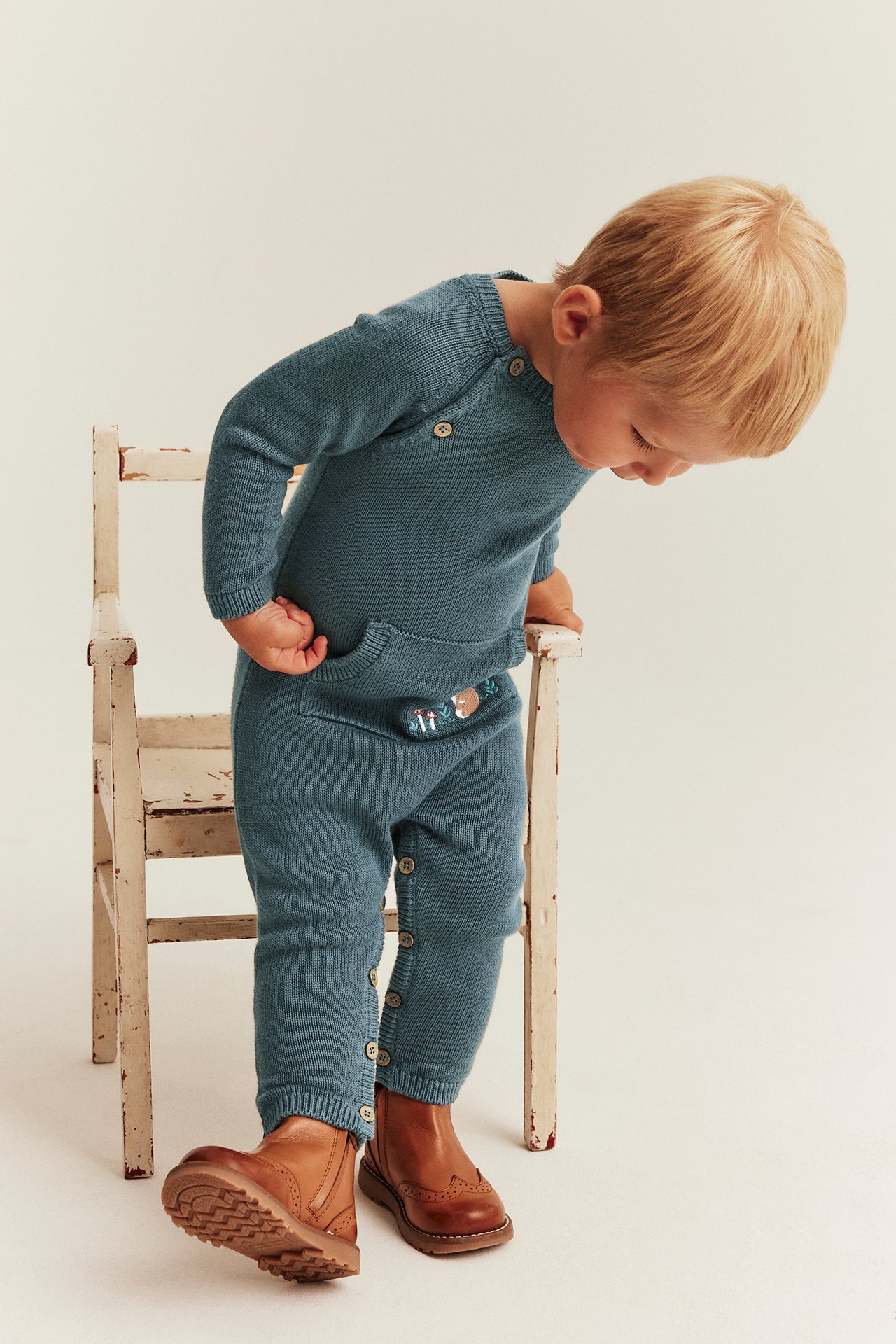 Strikket jumpsuit med broderi