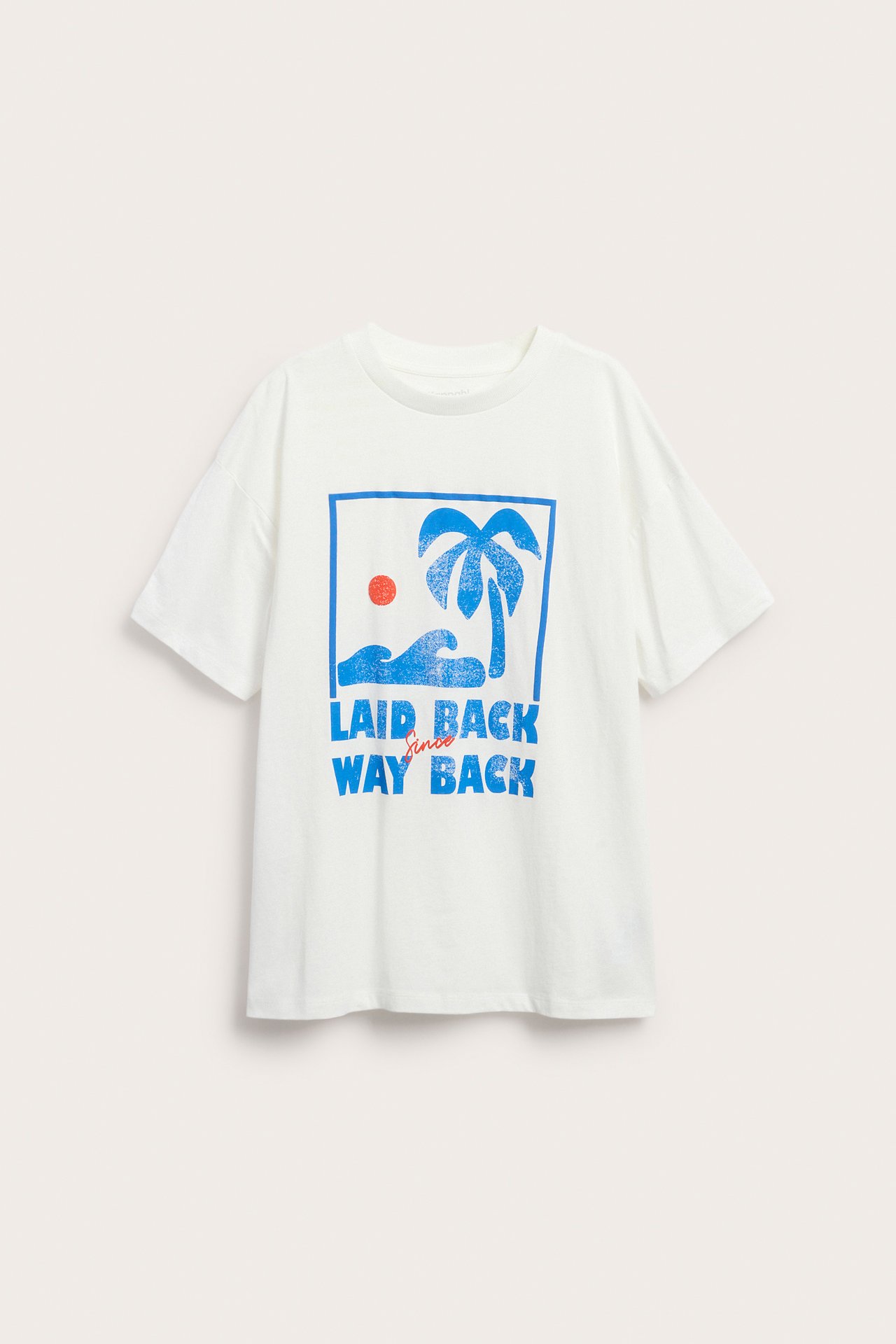 Widok z przodu: biała, luźna koszulka bawełniana z niebiesko-czerwonym tropikalnym nadrukiem graficznym.