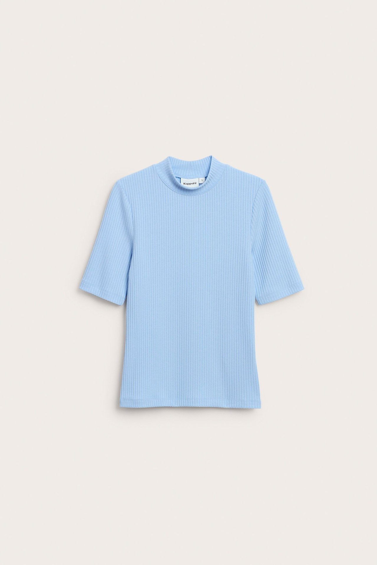 Framifrån, en ljusblå ribbad kortärmad polotopp i polyesterblandning.