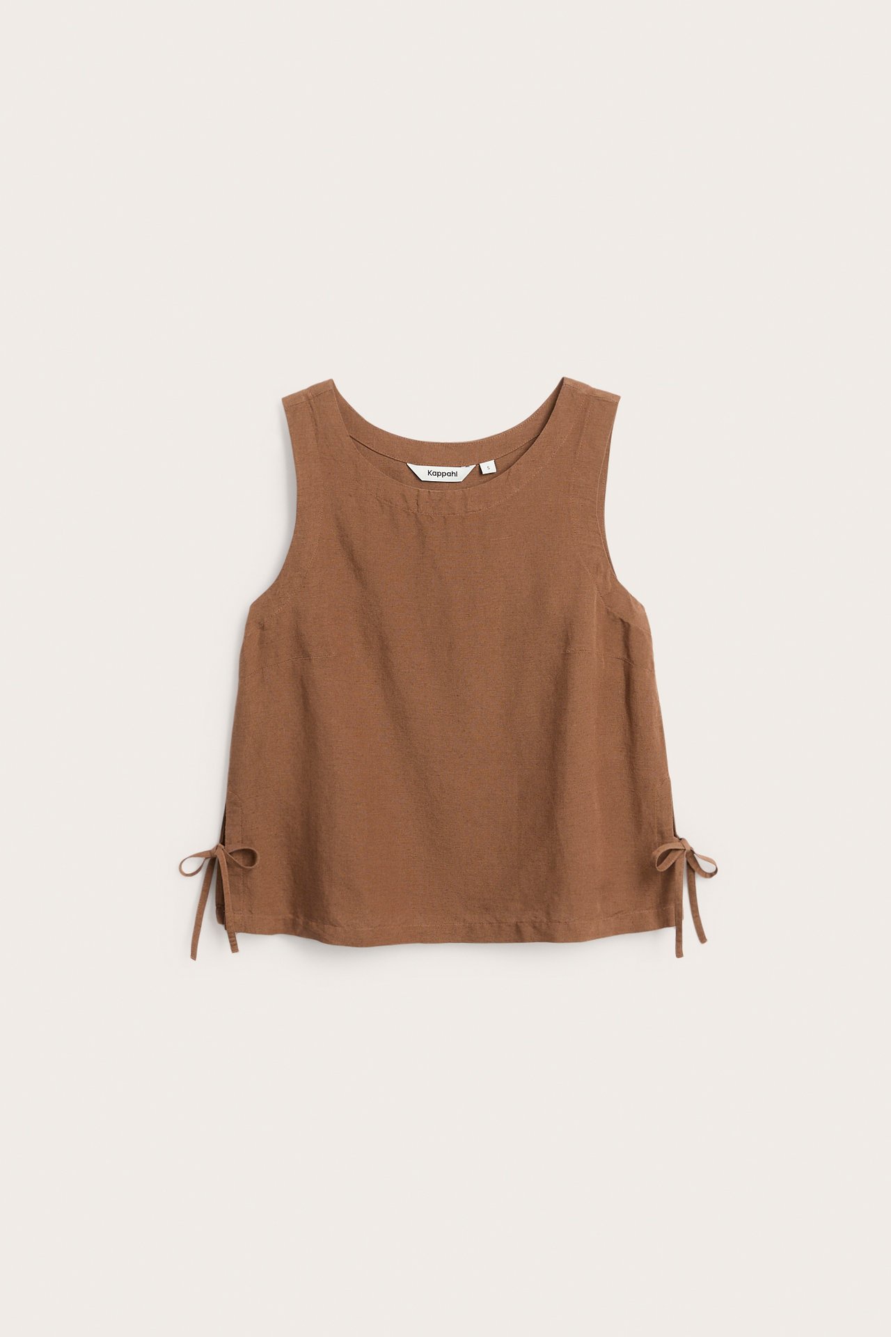 Widok z przodu brązowego topu z mieszanki lnu, z wiązaniami po obu stronach.