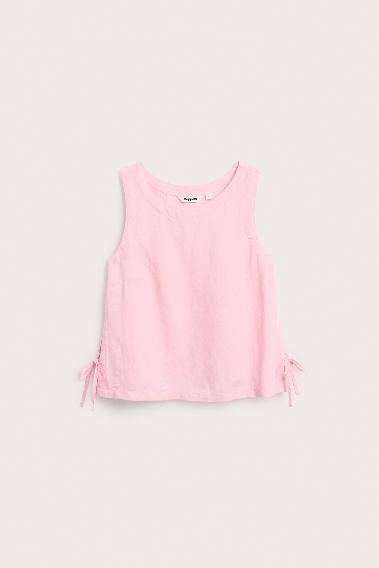 Widok z przodu różowego topu z mieszanki lnu, z wiązaniami po bokach.