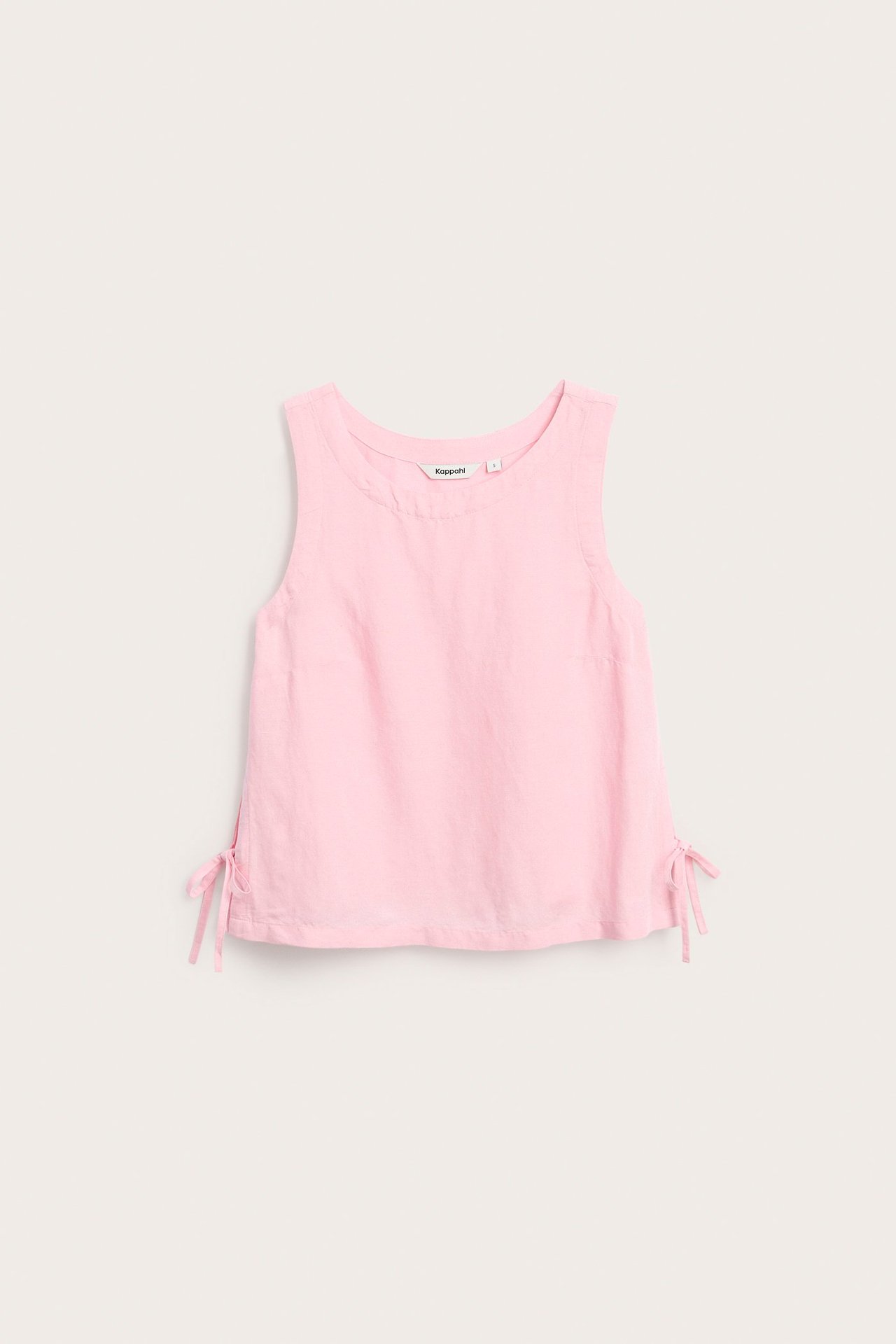 Widok z przodu różowego topu z mieszanki lnu, z wiązaniami po bokach.